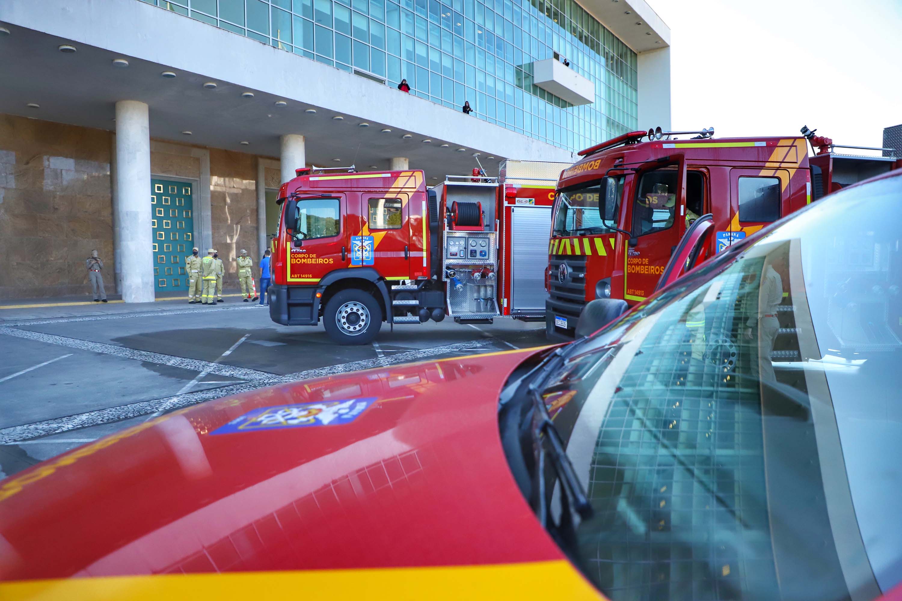 O Governo do Estado reforçou a estrutura do Corpo de Bombeiros do Paraná com a aquisição de 34 novos veículos e seis aparelhos desencarceradores.
A entrega dos equipamentos foi feita nesta quarta-feira (24) pelo governador Carlos Massa Ratinho Junior em cerimônia simbólica no Palácio Iguaçu.