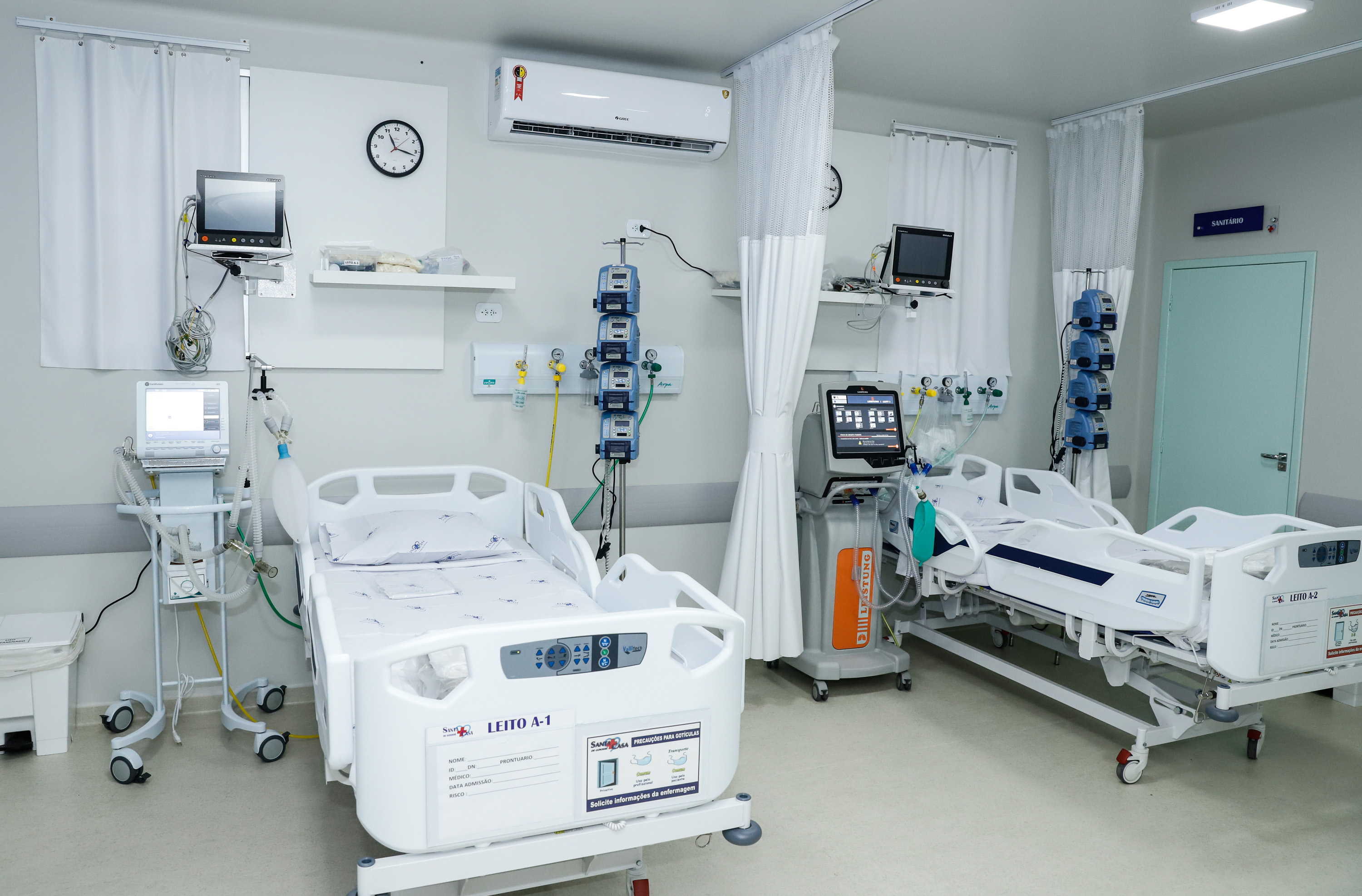 Um antigo problema estrutural da saúde pública de Goioerê, na Região Centro-Oeste, foi resolvido nesta quinta-feira (25) com a entrega, pelo Governo do Estado, de 10 leitos de Unidade de Terapia Intensiva (UTI). O conjunto de leitos vai funcionar dentro da Santa Casa de Misericórdia do município e, neste primeiro momento, será destinado exclusivamente para atender pacientes infectados pelo coronavírus. A entrega foi feita pelo governador Carlos Massa Ratinho Junior.