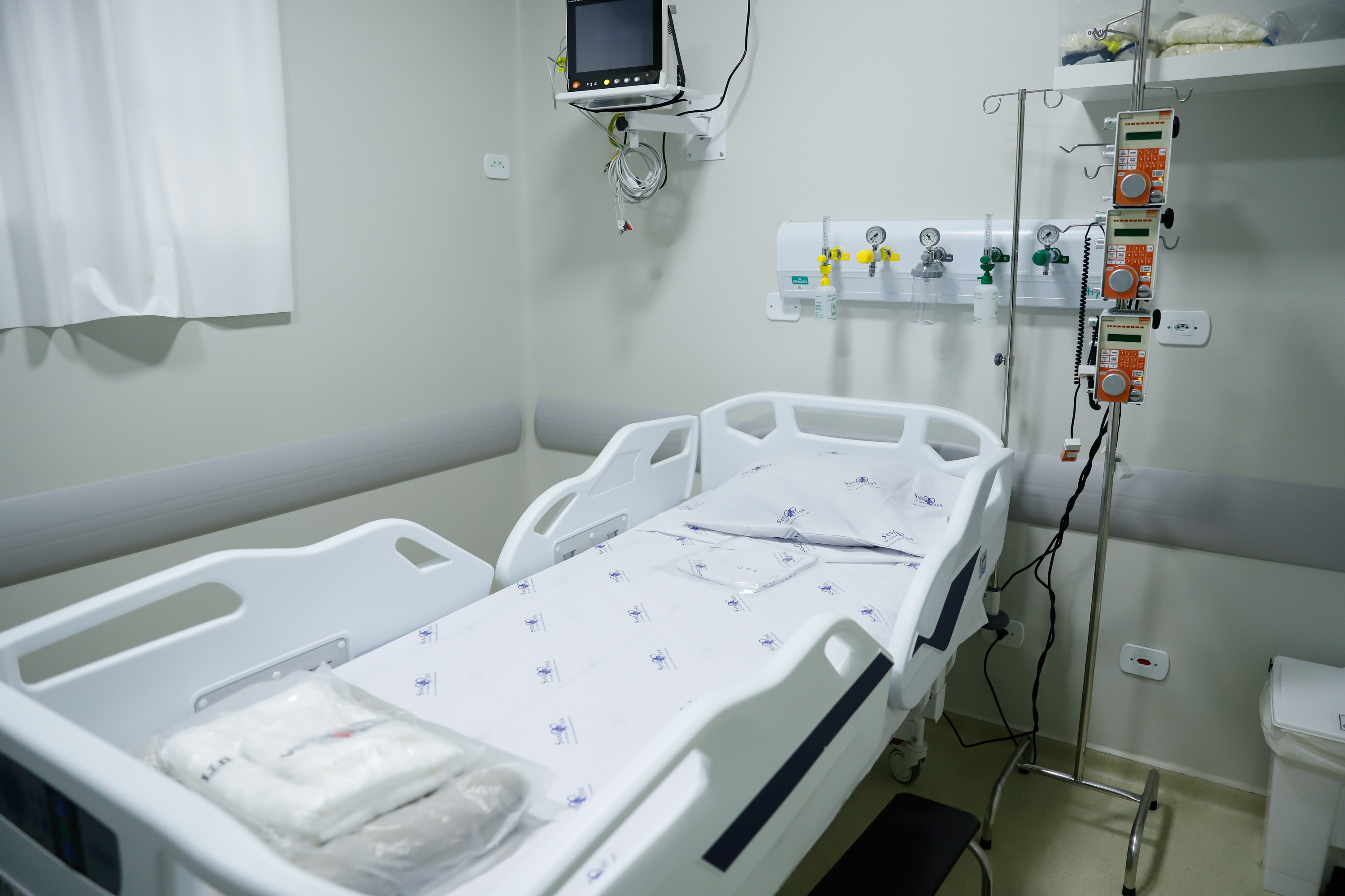 Um antigo problema estrutural da saúde pública de Goioerê, na Região Centro-Oeste, foi resolvido nesta quinta-feira (25) com a entrega, pelo Governo do Estado, de 10 leitos de Unidade de Terapia Intensiva (UTI). O conjunto de leitos vai funcionar dentro da Santa Casa de Misericórdia do município e, neste primeiro momento, será destinado exclusivamente para atender pacientes infectados pelo coronavírus. A entrega foi feita pelo governador Carlos Massa Ratinho Junior.