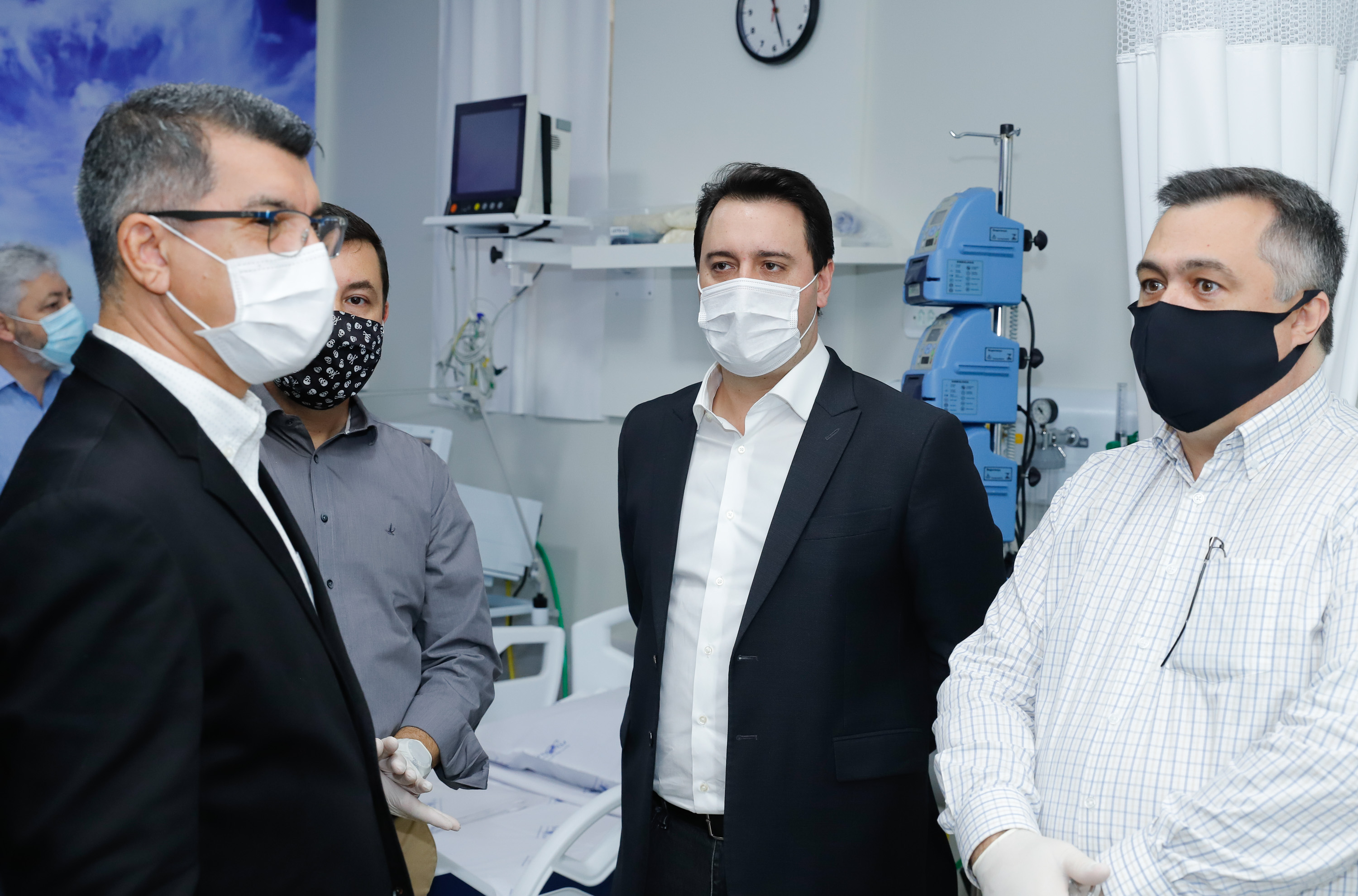 Um antigo problema estrutural da saúde pública de Goioerê, na Região Centro-Oeste, foi resolvido nesta quinta-feira (25) com a entrega, pelo Governo do Estado, de 10 leitos de Unidade de Terapia Intensiva (UTI). O conjunto de leitos vai funcionar dentro da Santa Casa de Misericórdia do município e, neste primeiro momento, será destinado exclusivamente para atender pacientes infectados pelo coronavírus. A entrega foi feita pelo governador Carlos Massa Ratinho Junior.
