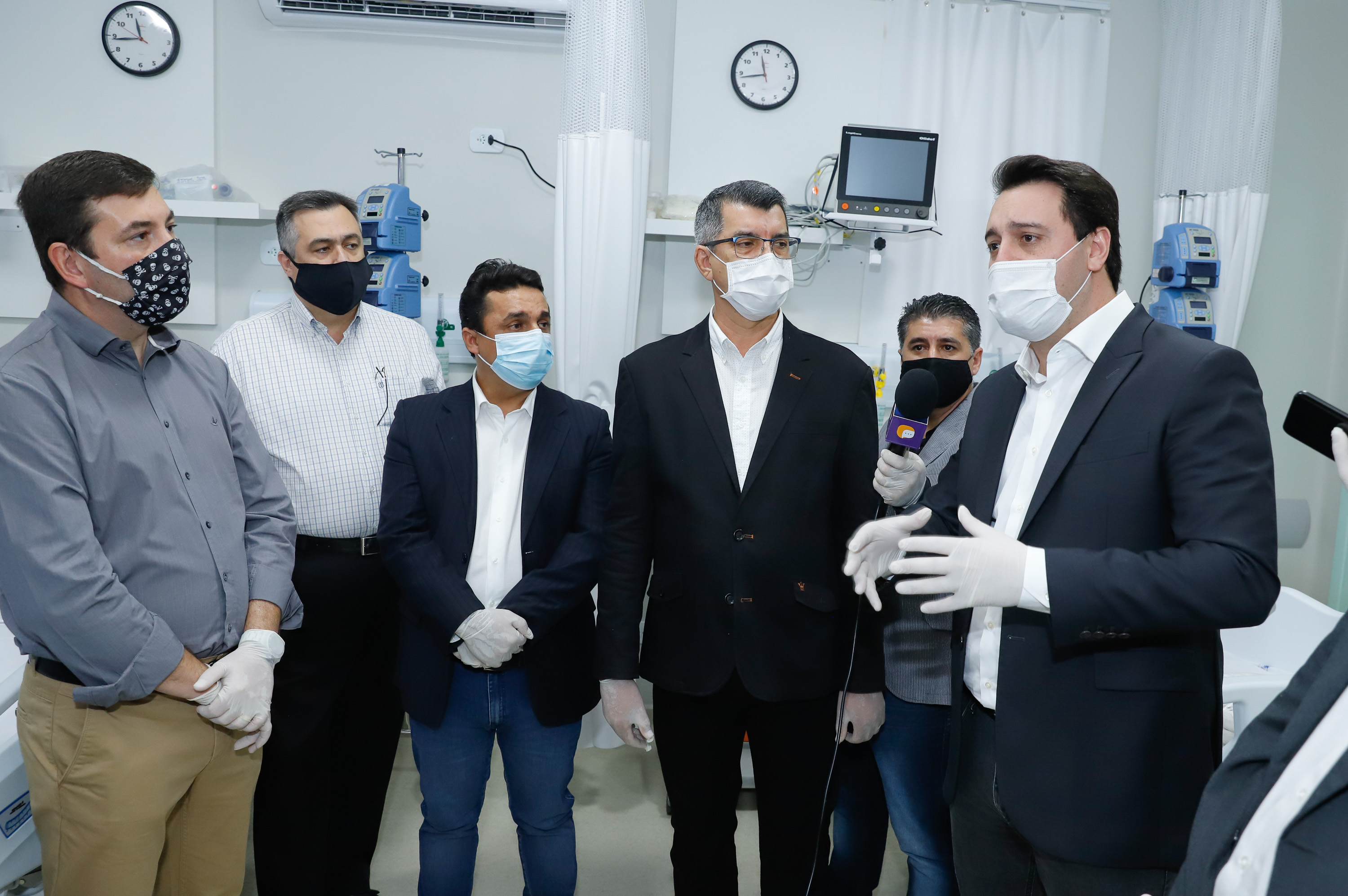 Um antigo problema estrutural da saúde pública de Goioerê, na Região Centro-Oeste, foi resolvido nesta quinta-feira (25) com a entrega, pelo Governo do Estado, de 10 leitos de Unidade de Terapia Intensiva (UTI). O conjunto de leitos vai funcionar dentro da Santa Casa de Misericórdia do município e, neste primeiro momento, será destinado exclusivamente para atender pacientes infectados pelo coronavírus. A entrega foi feita pelo governador Carlos Massa Ratinho Junior.