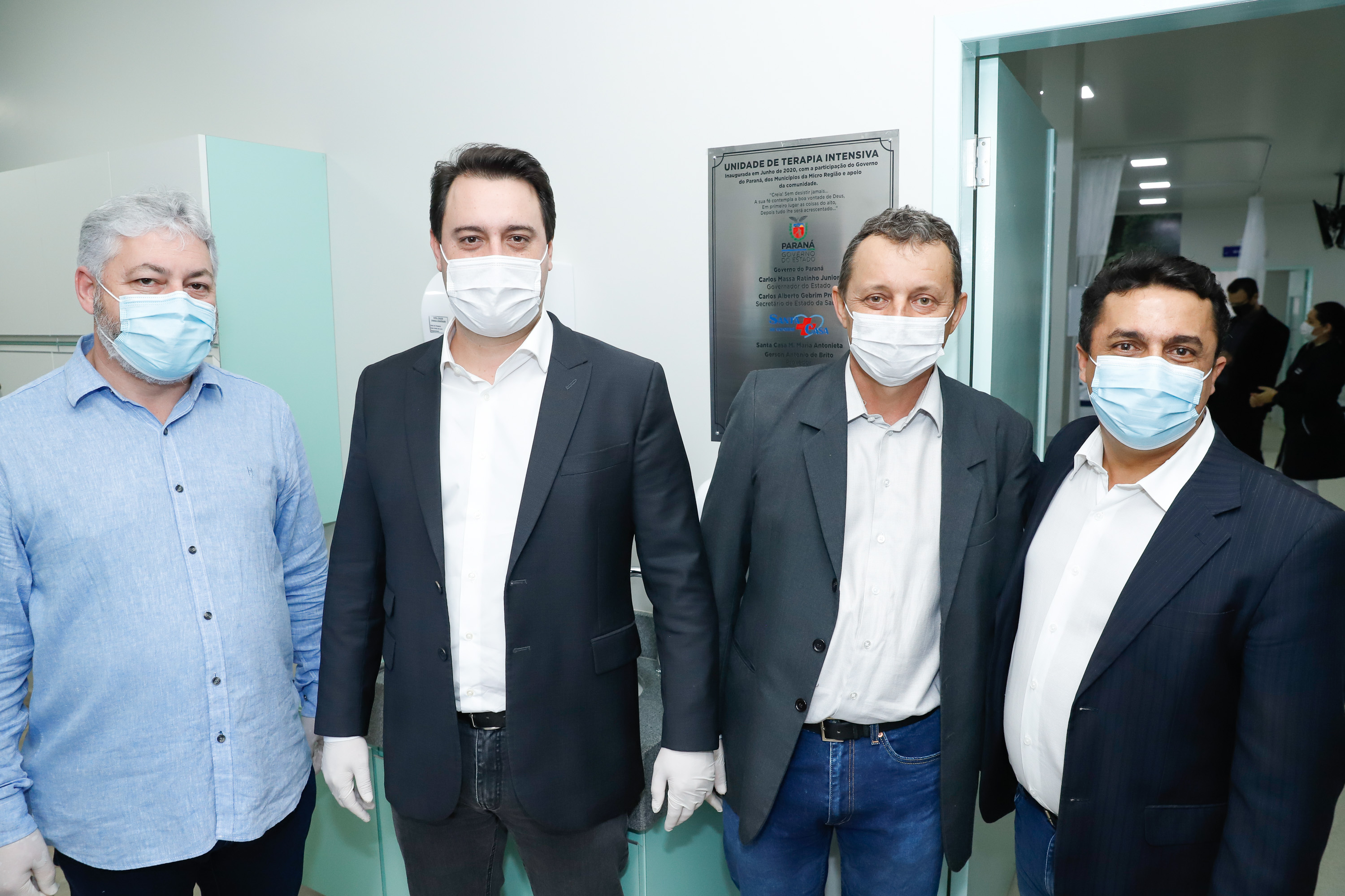 Um antigo problema estrutural da saúde pública de Goioerê, na Região Centro-Oeste, foi resolvido nesta quinta-feira (25) com a entrega, pelo Governo do Estado, de 10 leitos de Unidade de Terapia Intensiva (UTI). O conjunto de leitos vai funcionar dentro da Santa Casa de Misericórdia do município e, neste primeiro momento, será destinado exclusivamente para atender pacientes infectados pelo coronavírus. A entrega foi feita pelo governador Carlos Massa Ratinho Junior.