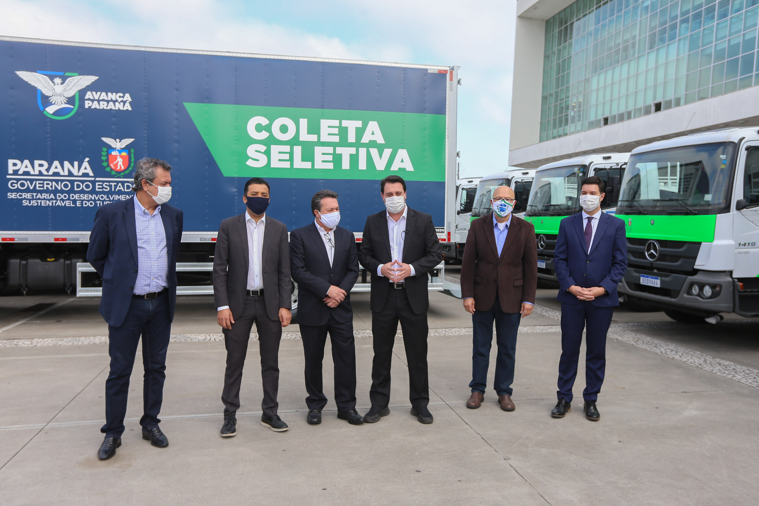 Gov Caminhoes O governador Carlos Massa Ratinho Junior entregou nesta quarta-feira (12) 16 caminhões de coleta seletiva (tipo baú), 20 caminhões-pipa e 15 caminhões compactadores de lixo orgânico para 48 municípios do Paraná. O investimento total do Instituto Água e Terra (IAT), vinculado à Secretaria de Estado do Desenvolvimento Sustentável e Turismo, é de R$ 11,2 milhões. Curitiba, 12/08/2020 - Foto: Geraldo Bubniak/AEN