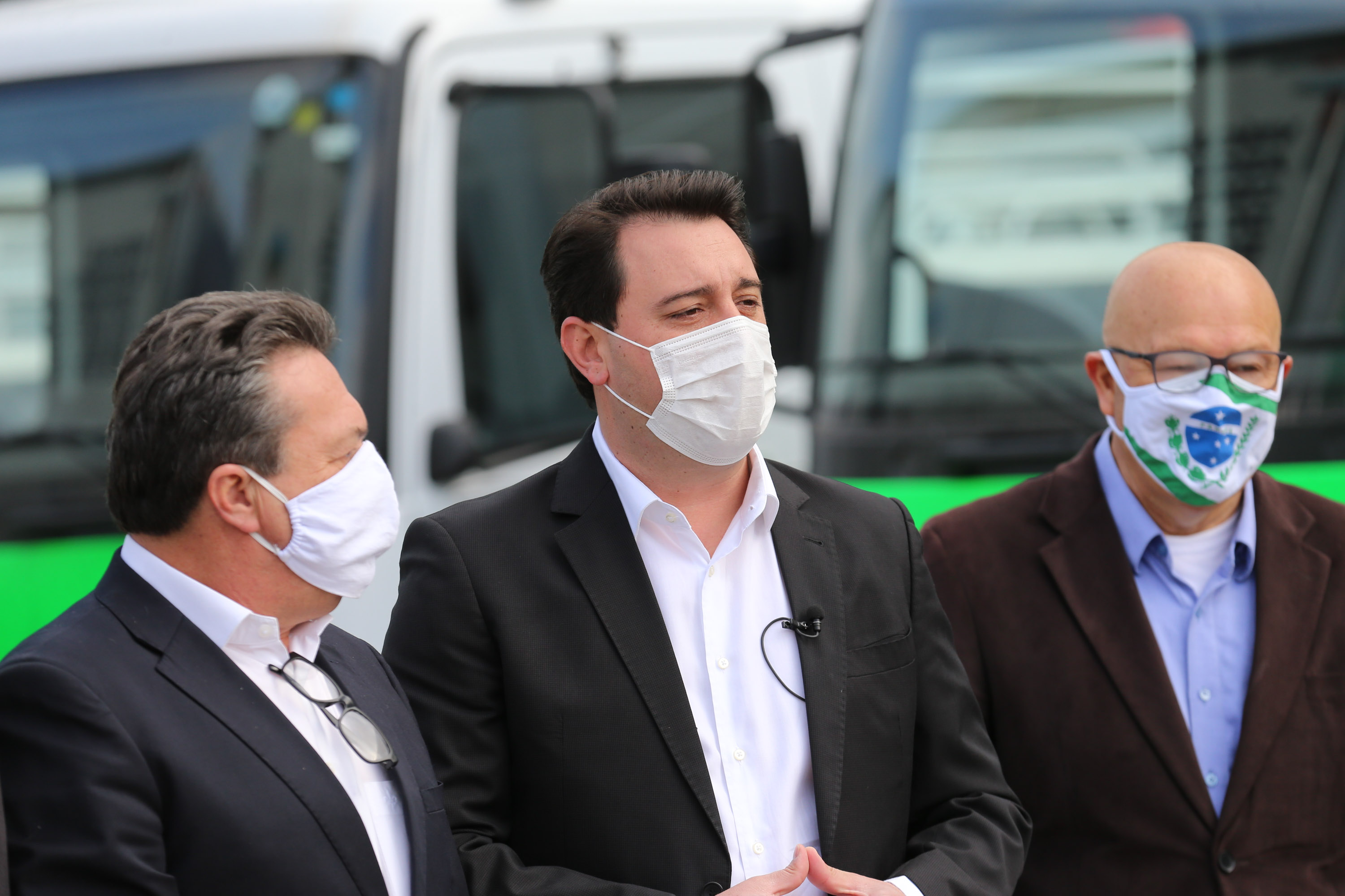 Gov Caminhoes O governador Carlos Massa Ratinho Junior entregou nesta quarta-feira (12) 16 caminhões de coleta seletiva (tipo baú), 20 caminhões-pipa e 15 caminhões compactadores de lixo orgânico para 48 municípios do Paraná. O investimento total do Instituto Água e Terra (IAT), vinculado à Secretaria de Estado do Desenvolvimento Sustentável e Turismo, é de R$ 11,2 milhões. Curitiba, 12/08/2020 - Foto: Geraldo Bubniak/AEN