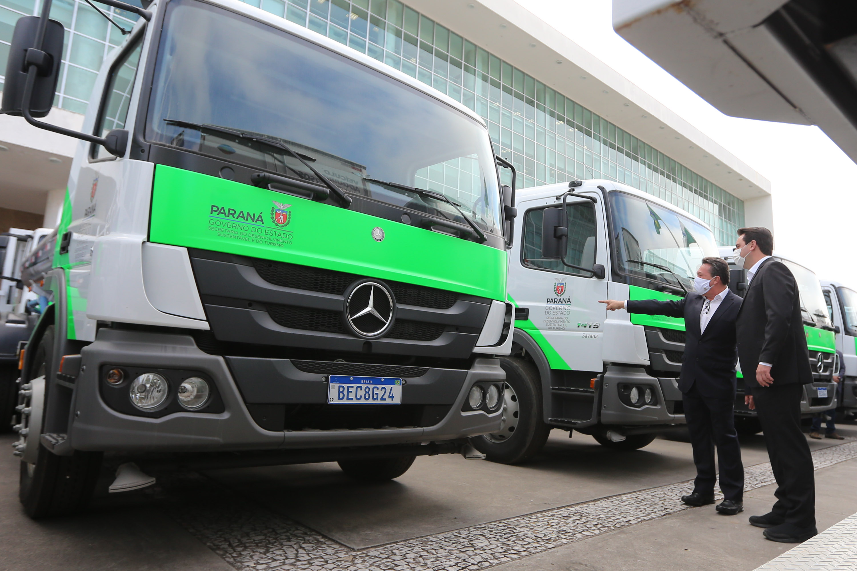 Gov Caminhoes O governador Carlos Massa Ratinho Junior entregou nesta quarta-feira (12) 16 caminhões de coleta seletiva (tipo baú), 20 caminhões-pipa e 15 caminhões compactadores de lixo orgânico para 48 municípios do Paraná. O investimento total do Instituto Água e Terra (IAT), vinculado à Secretaria de Estado do Desenvolvimento Sustentável e Turismo, é de R$ 11,2 milhões. Curitiba, 12/08/2020 - Foto: Geraldo Bubniak/AEN