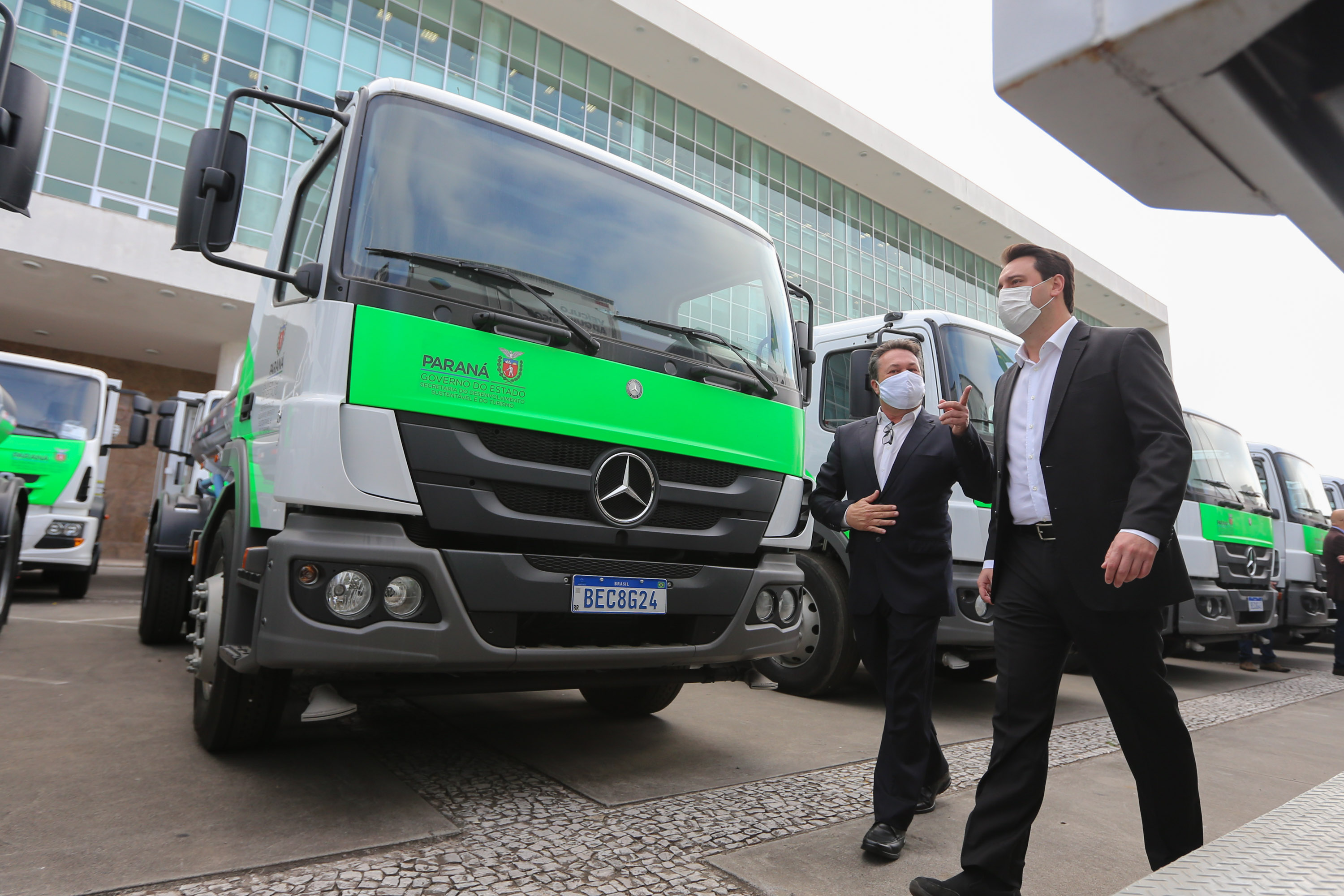 Gov Caminhoes O governador Carlos Massa Ratinho Junior entregou nesta quarta-feira (12) 16 caminhões de coleta seletiva (tipo baú), 20 caminhões-pipa e 15 caminhões compactadores de lixo orgânico para 48 municípios do Paraná. O investimento total do Instituto Água e Terra (IAT), vinculado à Secretaria de Estado do Desenvolvimento Sustentável e Turismo, é de R$ 11,2 milhões. Curitiba, 12/08/2020 - Foto: Geraldo Bubniak/AEN