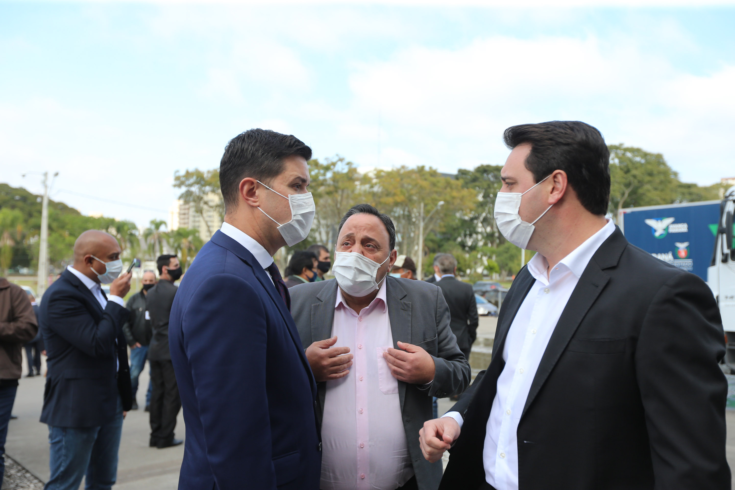 Gov Caminhoes O governador Carlos Massa Ratinho Junior entregou nesta quarta-feira (12) 16 caminhões de coleta seletiva (tipo baú), 20 caminhões-pipa e 15 caminhões compactadores de lixo orgânico para 48 municípios do Paraná. O investimento total do Instituto Água e Terra (IAT), vinculado à Secretaria de Estado do Desenvolvimento Sustentável e Turismo, é de R$ 11,2 milhões. Curitiba, 12/08/2020 - Foto: Geraldo Bubniak/AEN