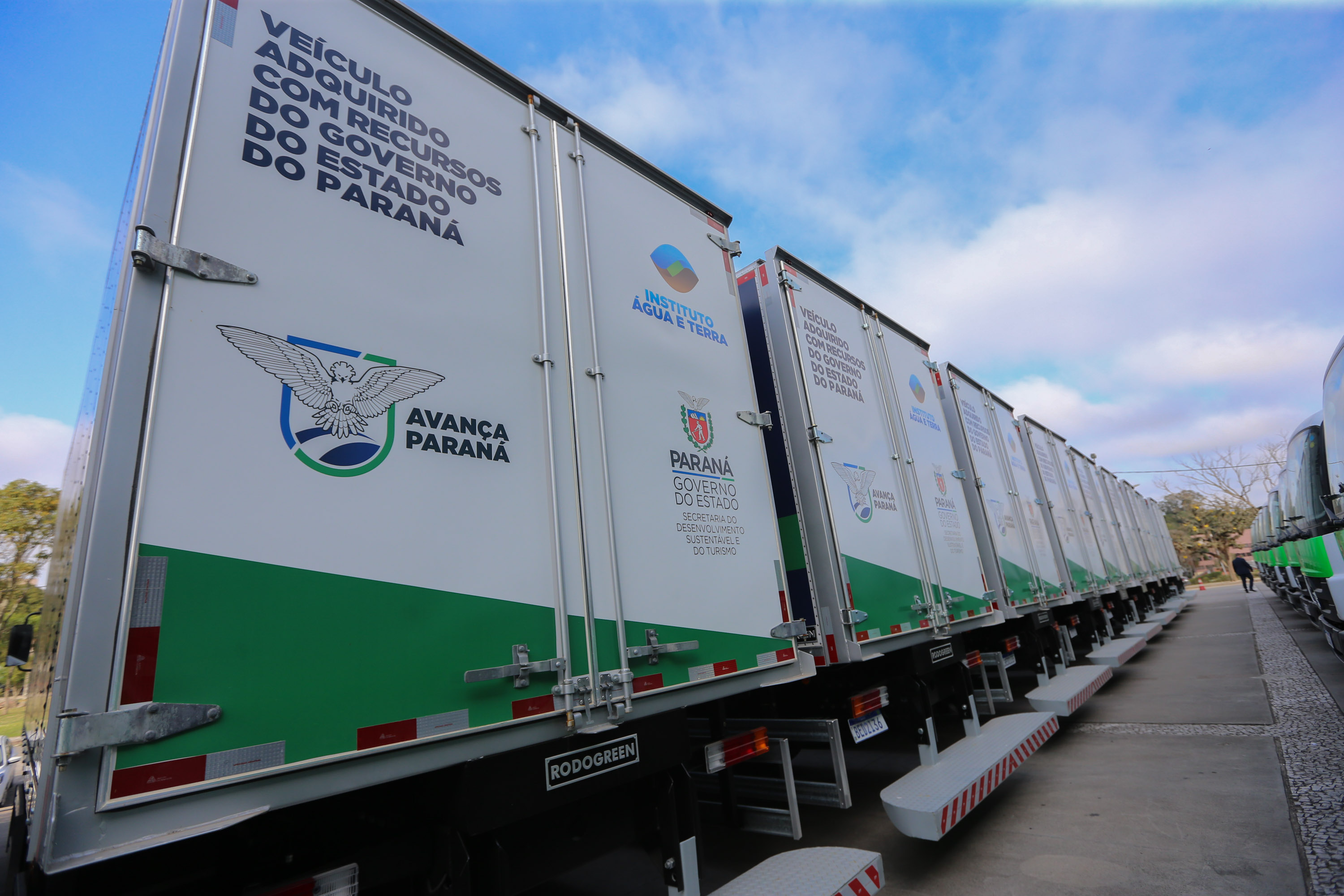 Gov Caminhoes O governador Carlos Massa Ratinho Junior entregou nesta quarta-feira (12) 16 caminhões de coleta seletiva (tipo baú), 20 caminhões-pipa e 15 caminhões compactadores de lixo orgânico para 48 municípios do Paraná. O investimento total do Instituto Água e Terra (IAT), vinculado à Secretaria de Estado do Desenvolvimento Sustentável e Turismo, é de R$ 11,2 milhões. Curitiba, 12/08/2020 - Foto: Geraldo Bubniak/AEN