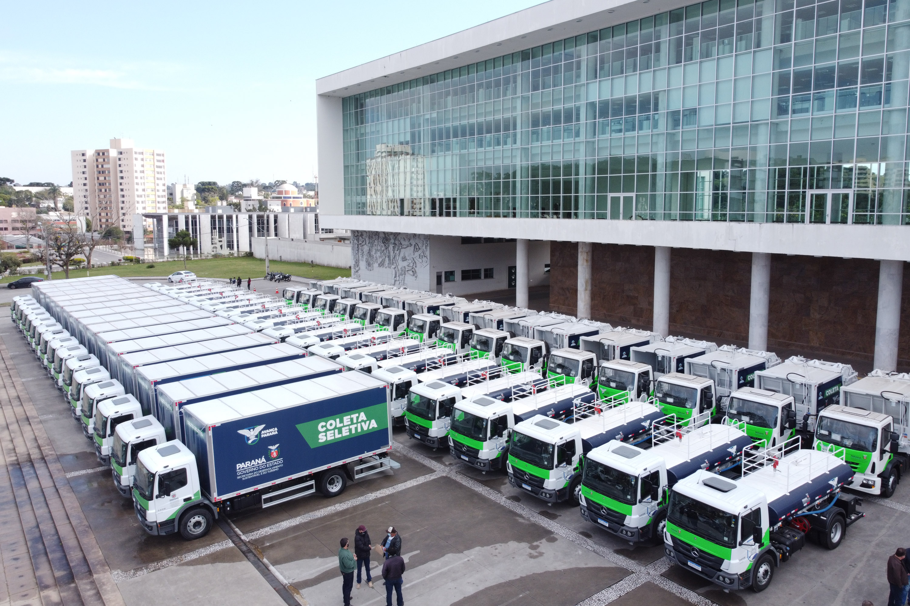 Gov Caminhoes O governador Carlos Massa Ratinho Junior entregou nesta quarta-feira (12) 16 caminhões de coleta seletiva (tipo baú), 20 caminhões-pipa e 15 caminhões compactadores de lixo orgânico para 48 municípios do Paraná. O investimento total do Instituto Água e Terra (IAT), vinculado à Secretaria de Estado do Desenvolvimento Sustentável e Turismo, é de R$ 11,2 milhões. Curitiba, 12/08/2020 - Foto: Geraldo Bubniak/AEN