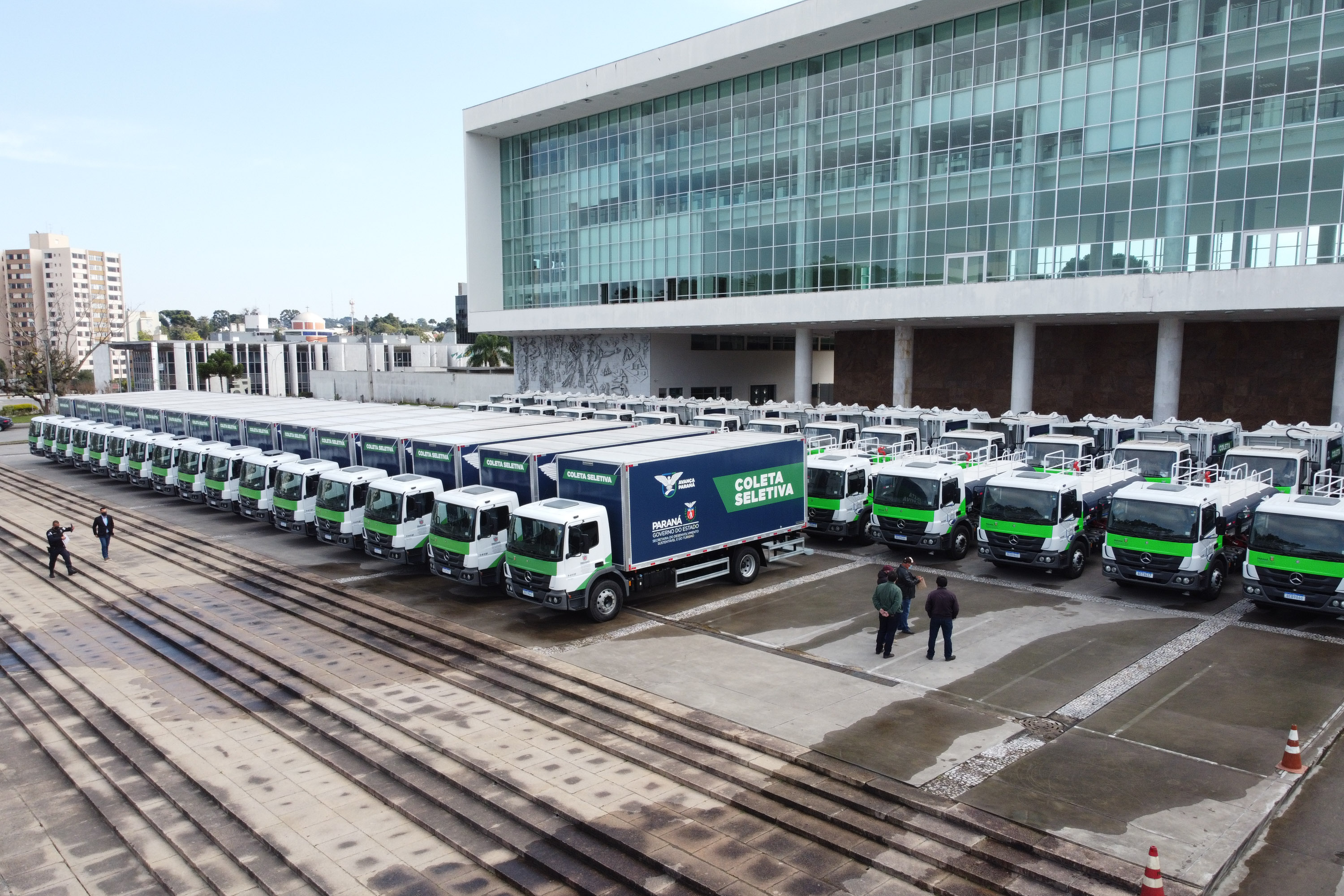 Gov Caminhoes O governador Carlos Massa Ratinho Junior entregou nesta quarta-feira (12) 16 caminhões de coleta seletiva (tipo baú), 20 caminhões-pipa e 15 caminhões compactadores de lixo orgânico para 48 municípios do Paraná. O investimento total do Instituto Água e Terra (IAT), vinculado à Secretaria de Estado do Desenvolvimento Sustentável e Turismo, é de R$ 11,2 milhões. Curitiba, 12/08/2020 - Foto: Geraldo Bubniak/AEN