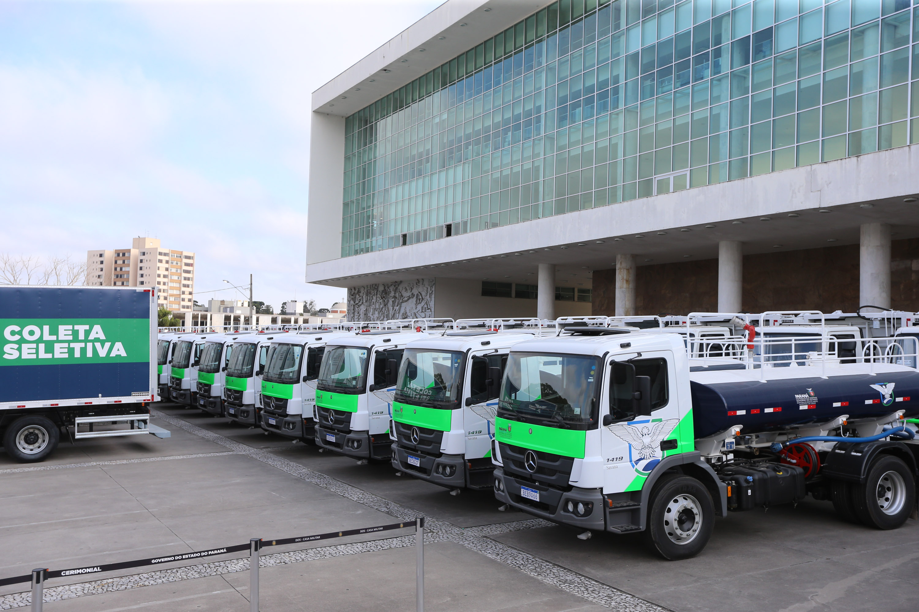 Gov Caminhoes O governador Carlos Massa Ratinho Junior entregou nesta quarta-feira (12) 16 caminhões de coleta seletiva (tipo baú), 20 caminhões-pipa e 15 caminhões compactadores de lixo orgânico para 48 municípios do Paraná. O investimento total do Instituto Água e Terra (IAT), vinculado à Secretaria de Estado do Desenvolvimento Sustentável e Turismo, é de R$ 11,2 milhões. Curitiba, 12/08/2020 - Foto: Geraldo Bubniak/AEN