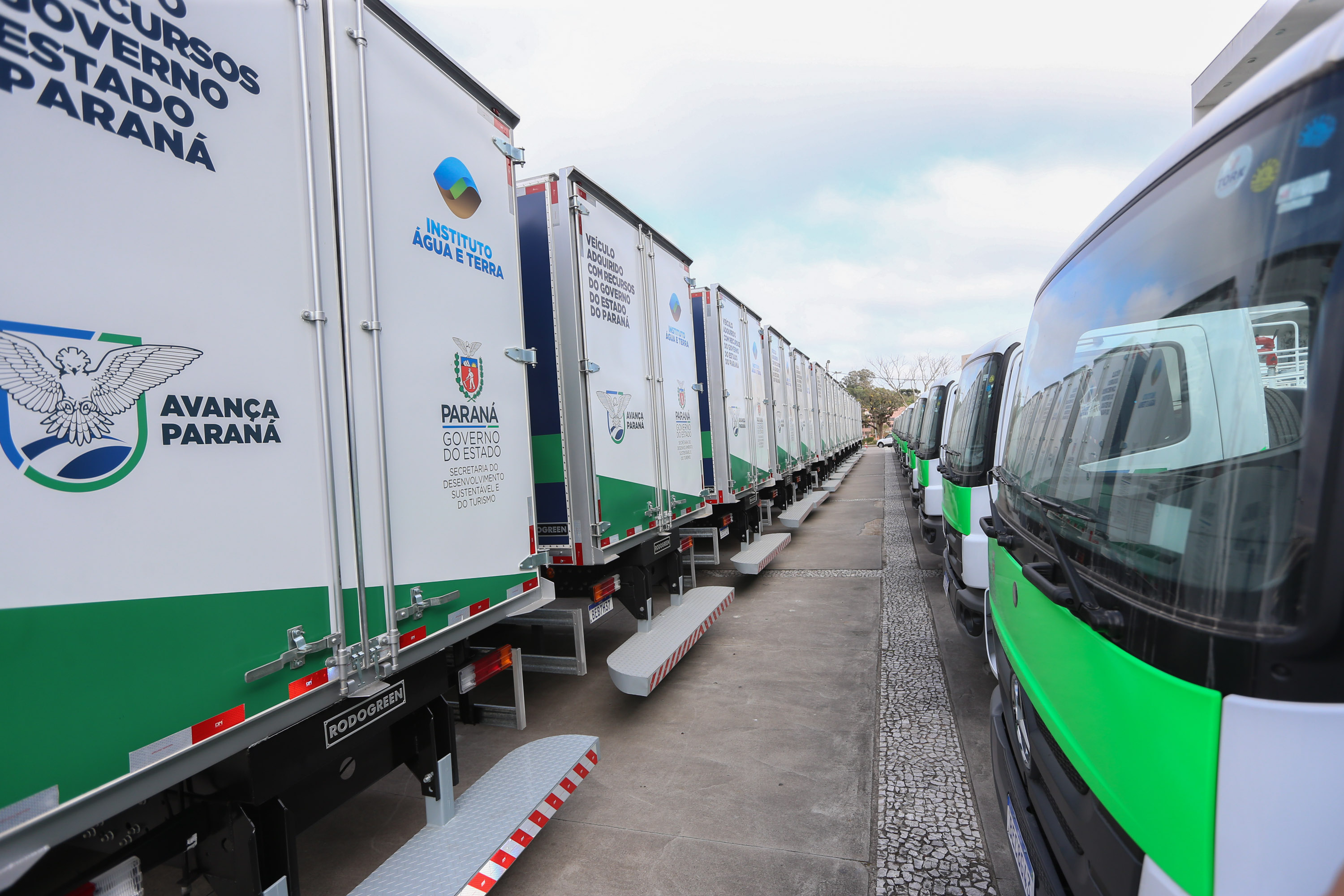 Gov Caminhoes O governador Carlos Massa Ratinho Junior entregou nesta quarta-feira (12) 16 caminhões de coleta seletiva (tipo baú), 20 caminhões-pipa e 15 caminhões compactadores de lixo orgânico para 48 municípios do Paraná. O investimento total do Instituto Água e Terra (IAT), vinculado à Secretaria de Estado do Desenvolvimento Sustentável e Turismo, é de R$ 11,2 milhões. Curitiba, 12/08/2020 - Foto: Geraldo Bubniak/AEN