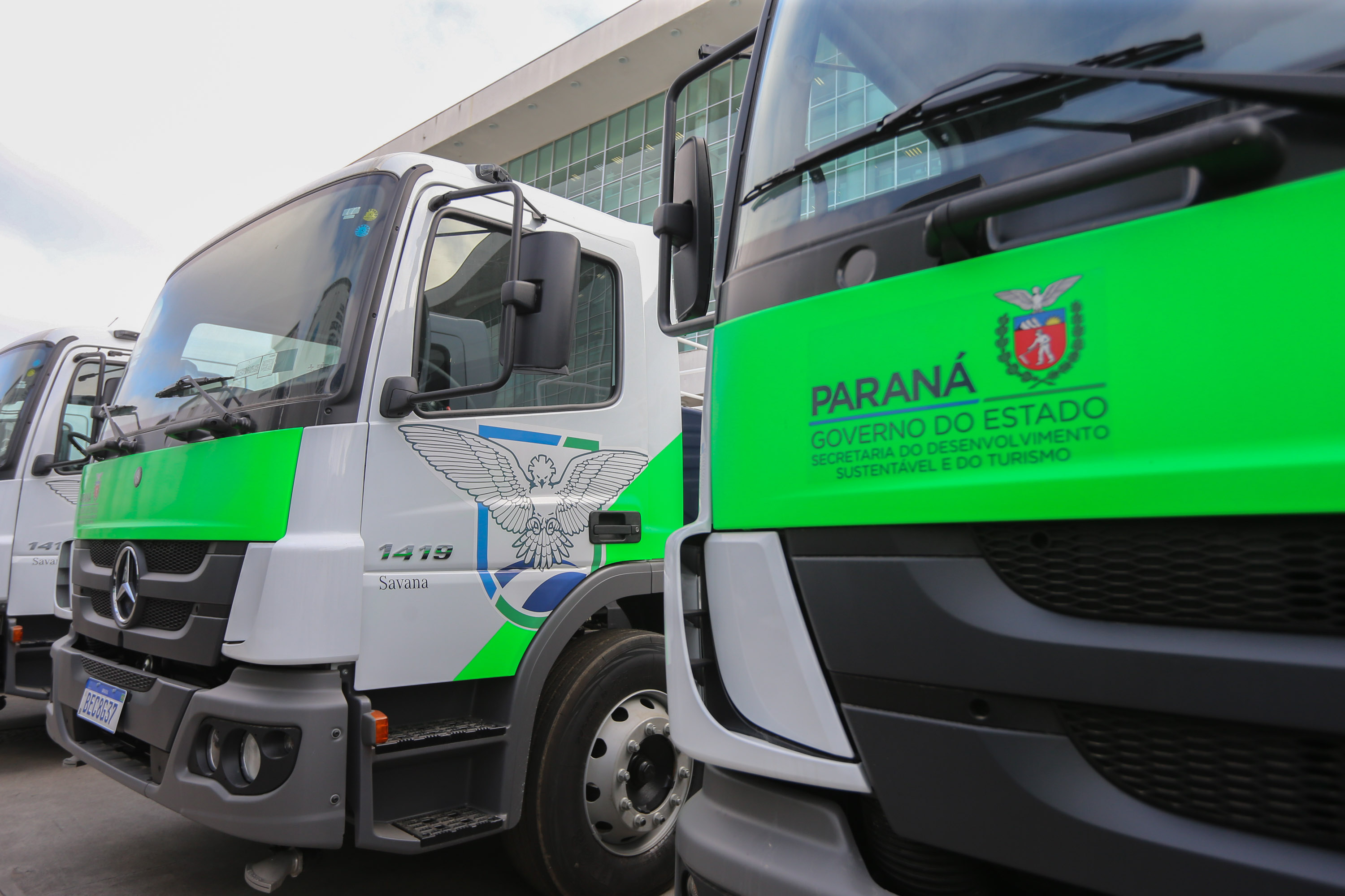 Gov Caminhoes O governador Carlos Massa Ratinho Junior entregou nesta quarta-feira (12) 16 caminhões de coleta seletiva (tipo baú), 20 caminhões-pipa e 15 caminhões compactadores de lixo orgânico para 48 municípios do Paraná. O investimento total do Instituto Água e Terra (IAT), vinculado à Secretaria de Estado do Desenvolvimento Sustentável e Turismo, é de R$ 11,2 milhões. Curitiba, 12/08/2020 - Foto: Geraldo Bubniak/AEN