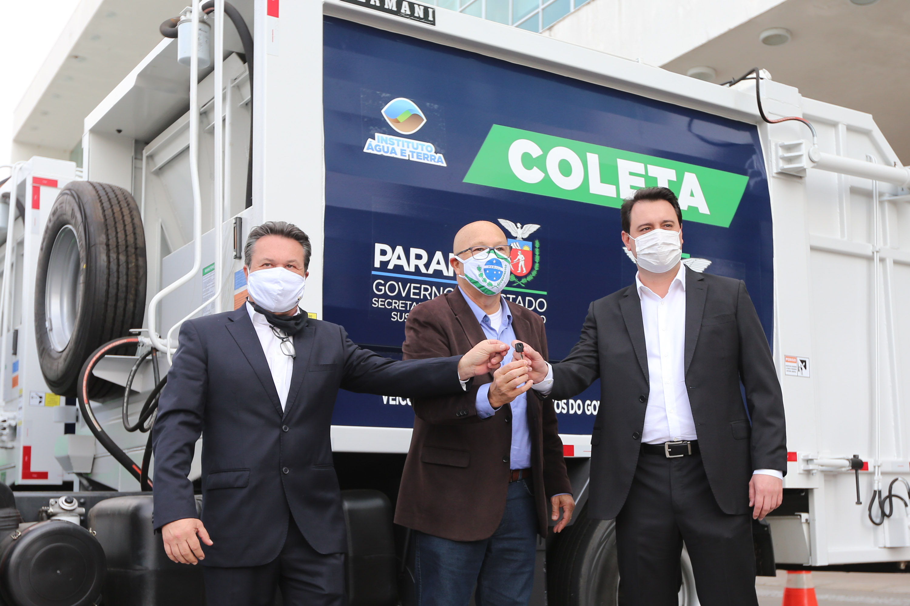 Gov Caminhoes O governador Carlos Massa Ratinho Junior entregou nesta quarta-feira (12) 16 caminhões de coleta seletiva (tipo baú), 20 caminhões-pipa e 15 caminhões compactadores de lixo orgânico para 48 municípios do Paraná. O investimento total do Instituto Água e Terra (IAT), vinculado à Secretaria de Estado do Desenvolvimento Sustentável e Turismo, é de R$ 11,2 milhões. Curitiba, 12/08/2020 - Foto: Geraldo Bubniak/AEN