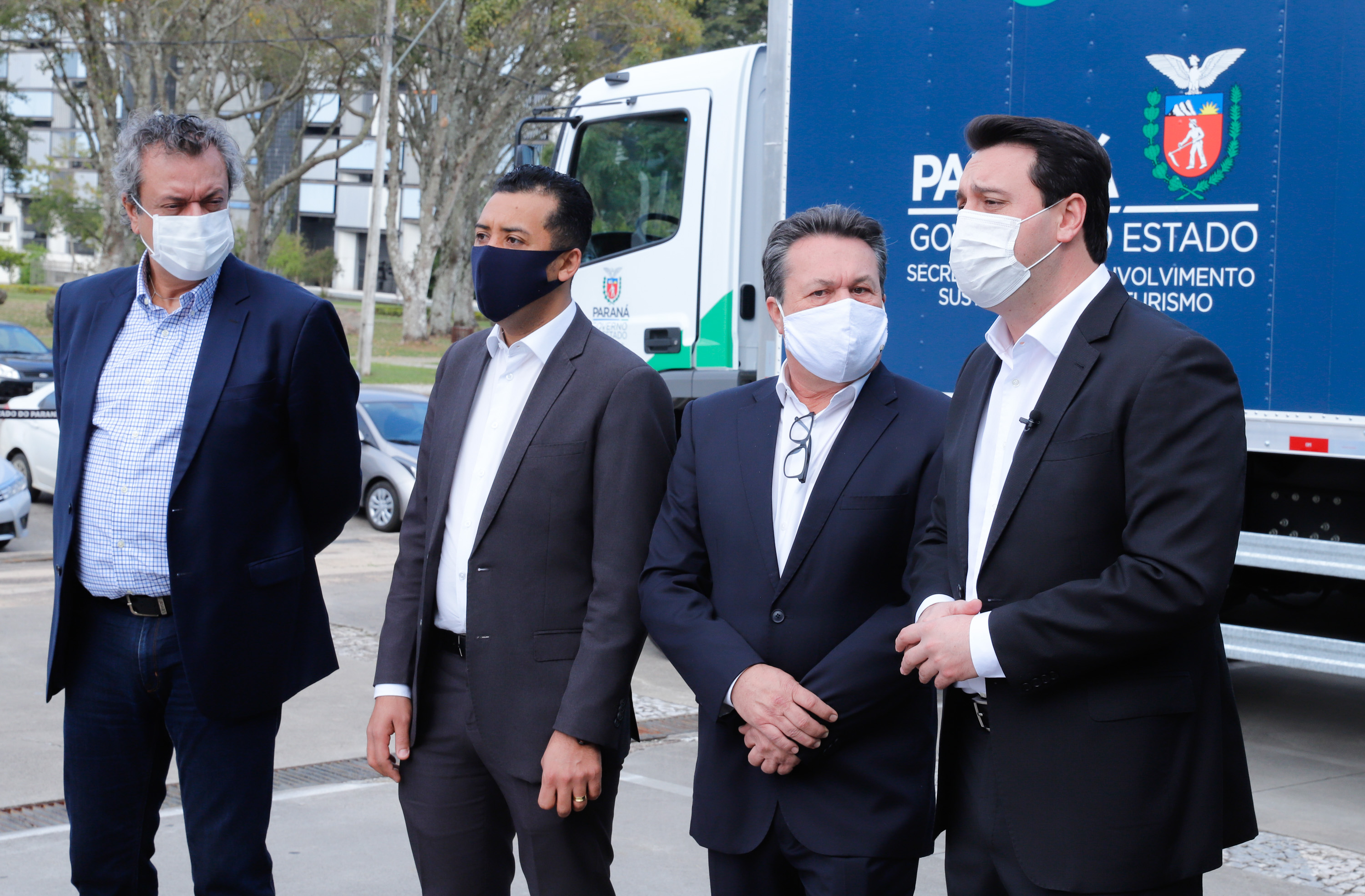 O governador Carlos Massa Ratinho Junior entregou nesta quarta-feira (12) 16 caminhões de coleta seletiva (tipo baú), 20 caminhões-pipa e 15 caminhões compactadores de lixo orgânico para 48 municípios do Paraná. O investimento total do Instituto Água e Terra (IAT), vinculado à Secretaria de Estado do Desenvolvimento Sustentável e Turismo, é de R$ 11,2 milhões.