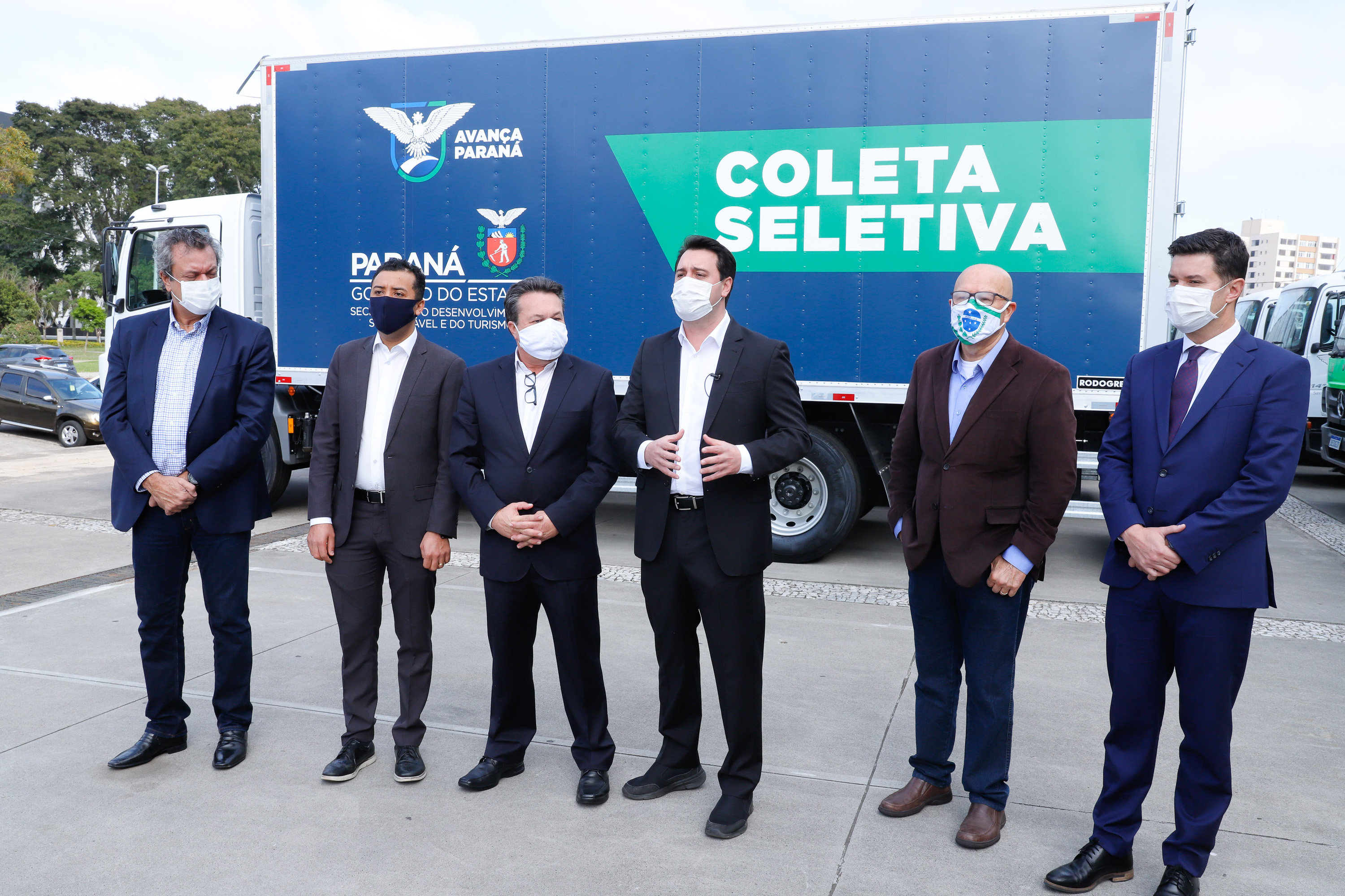 O governador Carlos Massa Ratinho Junior entregou nesta quarta-feira (12) 16 caminhões de coleta seletiva (tipo baú), 20 caminhões-pipa e 15 caminhões compactadores de lixo orgânico para 48 municípios do Paraná. O investimento total do Instituto Água e Terra (IAT), vinculado à Secretaria de Estado do Desenvolvimento Sustentável e Turismo, é de R$ 11,2 milhões.