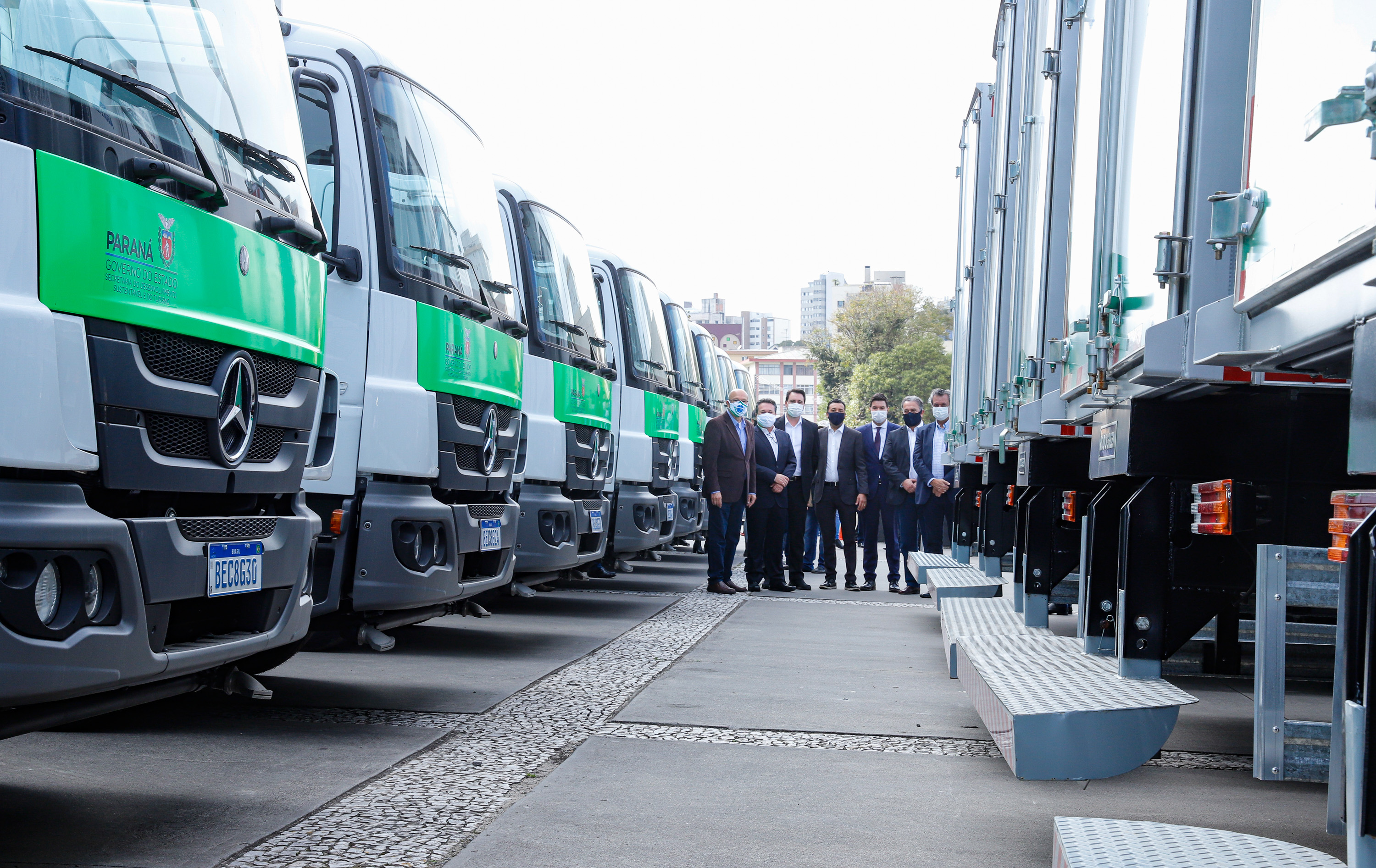 O governador Carlos Massa Ratinho Junior entregou nesta quarta-feira (12) 16 caminhões de coleta seletiva (tipo baú), 20 caminhões-pipa e 15 caminhões compactadores de lixo orgânico para 48 municípios do Paraná. O investimento total do Instituto Água e Terra (IAT), vinculado à Secretaria de Estado do Desenvolvimento Sustentável e Turismo, é de R$ 11,2 milhões.