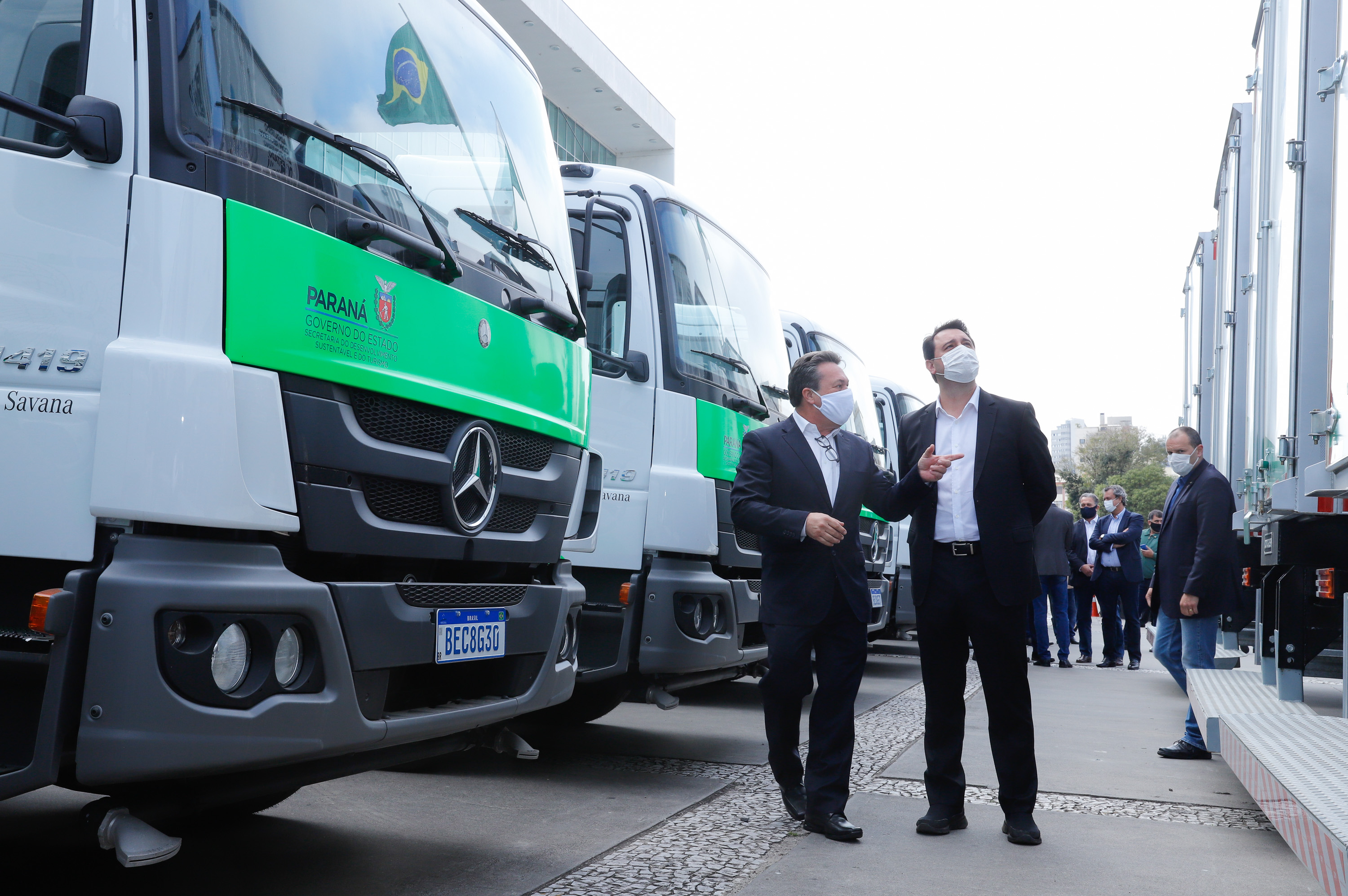 O governador Carlos Massa Ratinho Junior entregou nesta quarta-feira (12) 16 caminhões de coleta seletiva (tipo baú), 20 caminhões-pipa e 15 caminhões compactadores de lixo orgânico para 48 municípios do Paraná. O investimento total do Instituto Água e Terra (IAT), vinculado à Secretaria de Estado do Desenvolvimento Sustentável e Turismo, é de R$ 11,2 milhões.