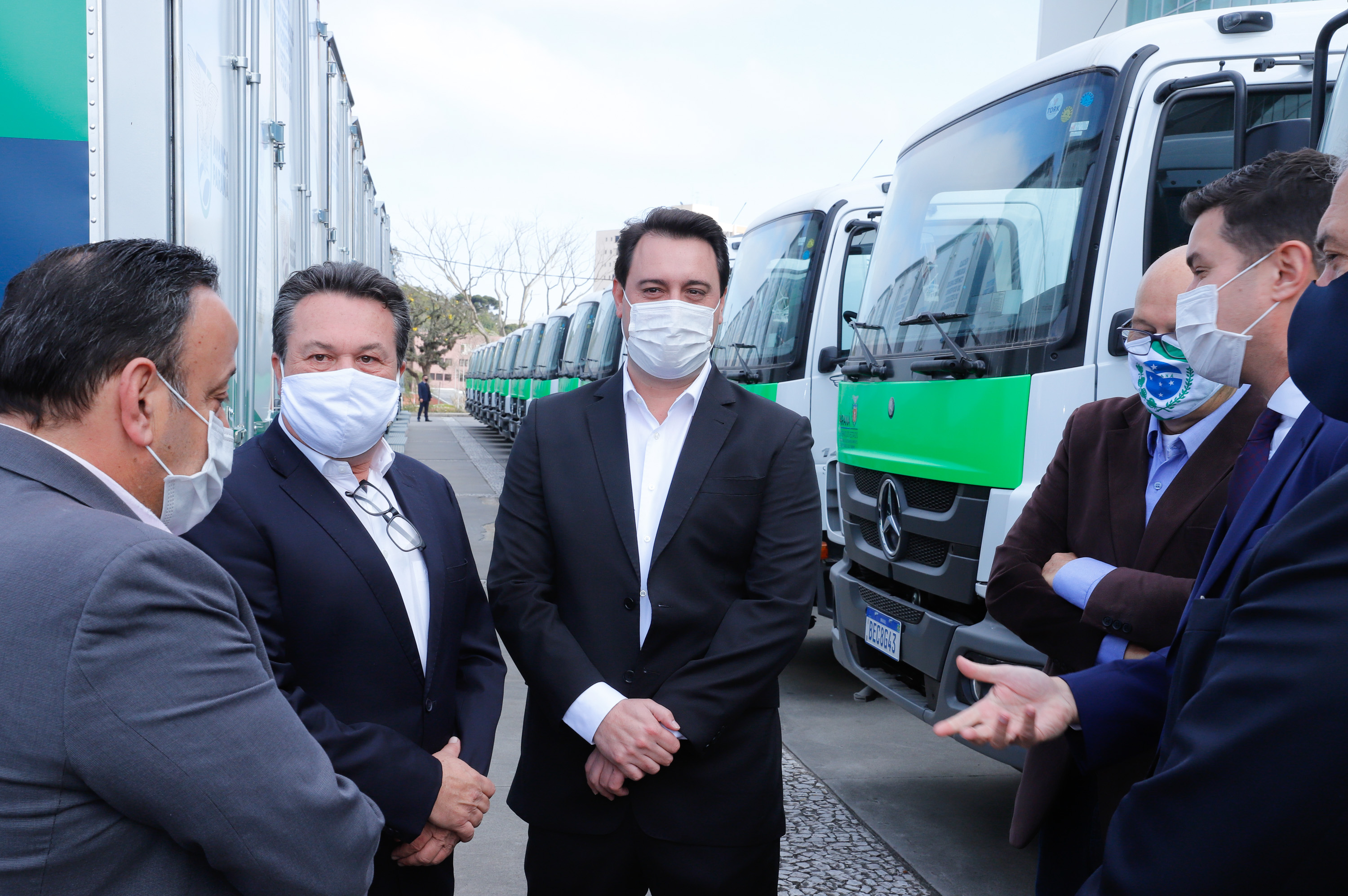 O governador Carlos Massa Ratinho Junior entregou nesta quarta-feira (12) 16 caminhões de coleta seletiva (tipo baú), 20 caminhões-pipa e 15 caminhões compactadores de lixo orgânico para 48 municípios do Paraná. O investimento total do Instituto Água e Terra (IAT), vinculado à Secretaria de Estado do Desenvolvimento Sustentável e Turismo, é de R$ 11,2 milhões.
