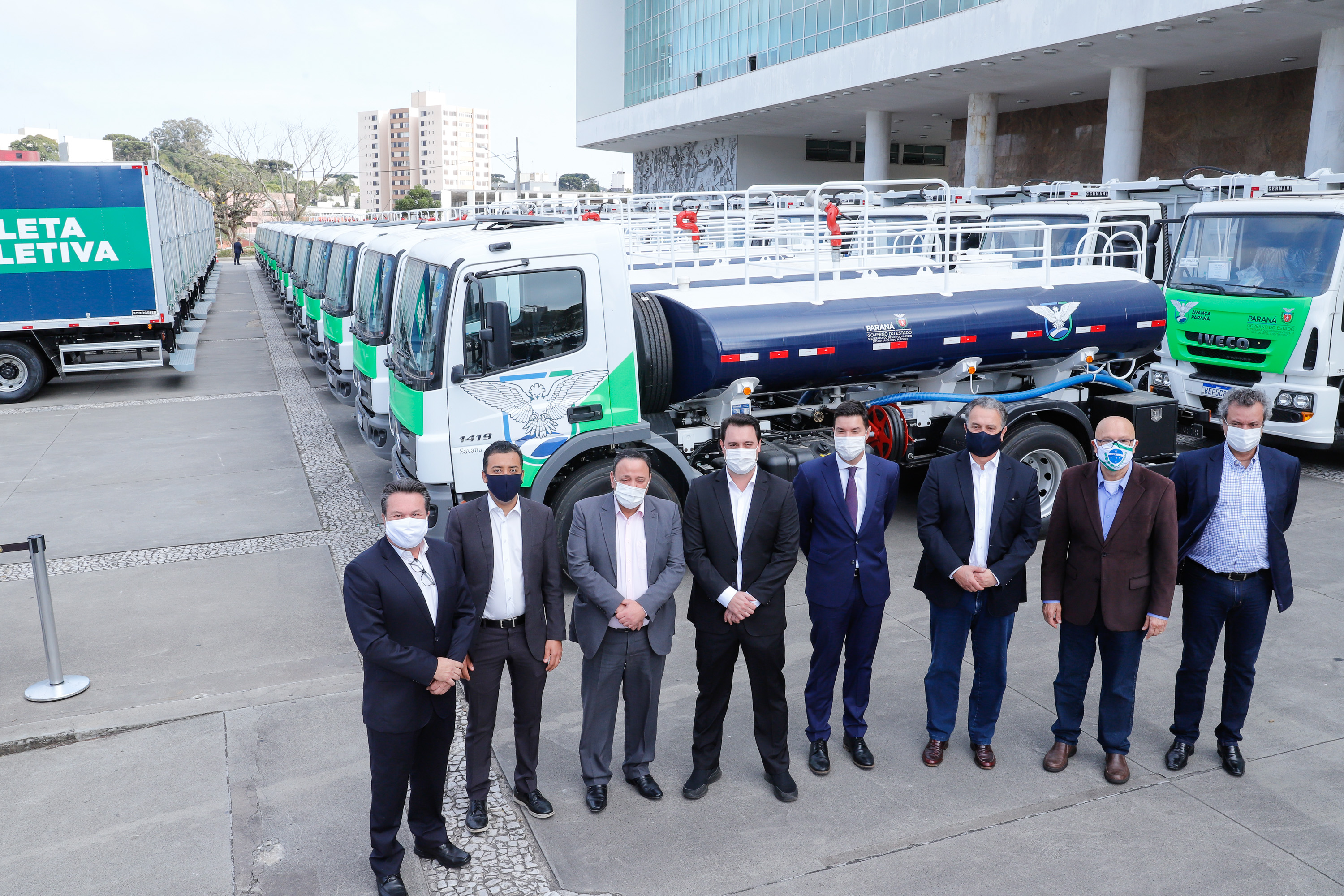 O governador Carlos Massa Ratinho Junior entregou nesta quarta-feira (12) 16 caminhões de coleta seletiva (tipo baú), 20 caminhões-pipa e 15 caminhões compactadores de lixo orgânico para 48 municípios do Paraná. O investimento total do Instituto Água e Terra (IAT), vinculado à Secretaria de Estado do Desenvolvimento Sustentável e Turismo, é de R$ 11,2 milhões.