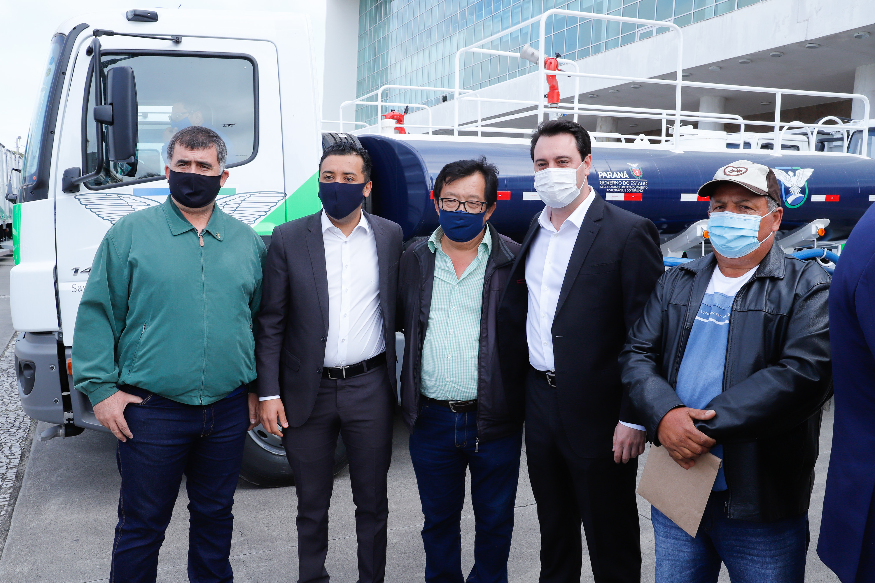 O governador Carlos Massa Ratinho Junior entregou nesta quarta-feira (12) 16 caminhões de coleta seletiva (tipo baú), 20 caminhões-pipa e 15 caminhões compactadores de lixo orgânico para 48 municípios do Paraná. O investimento total do Instituto Água e Terra (IAT), vinculado à Secretaria de Estado do Desenvolvimento Sustentável e Turismo, é de R$ 11,2 milhões.