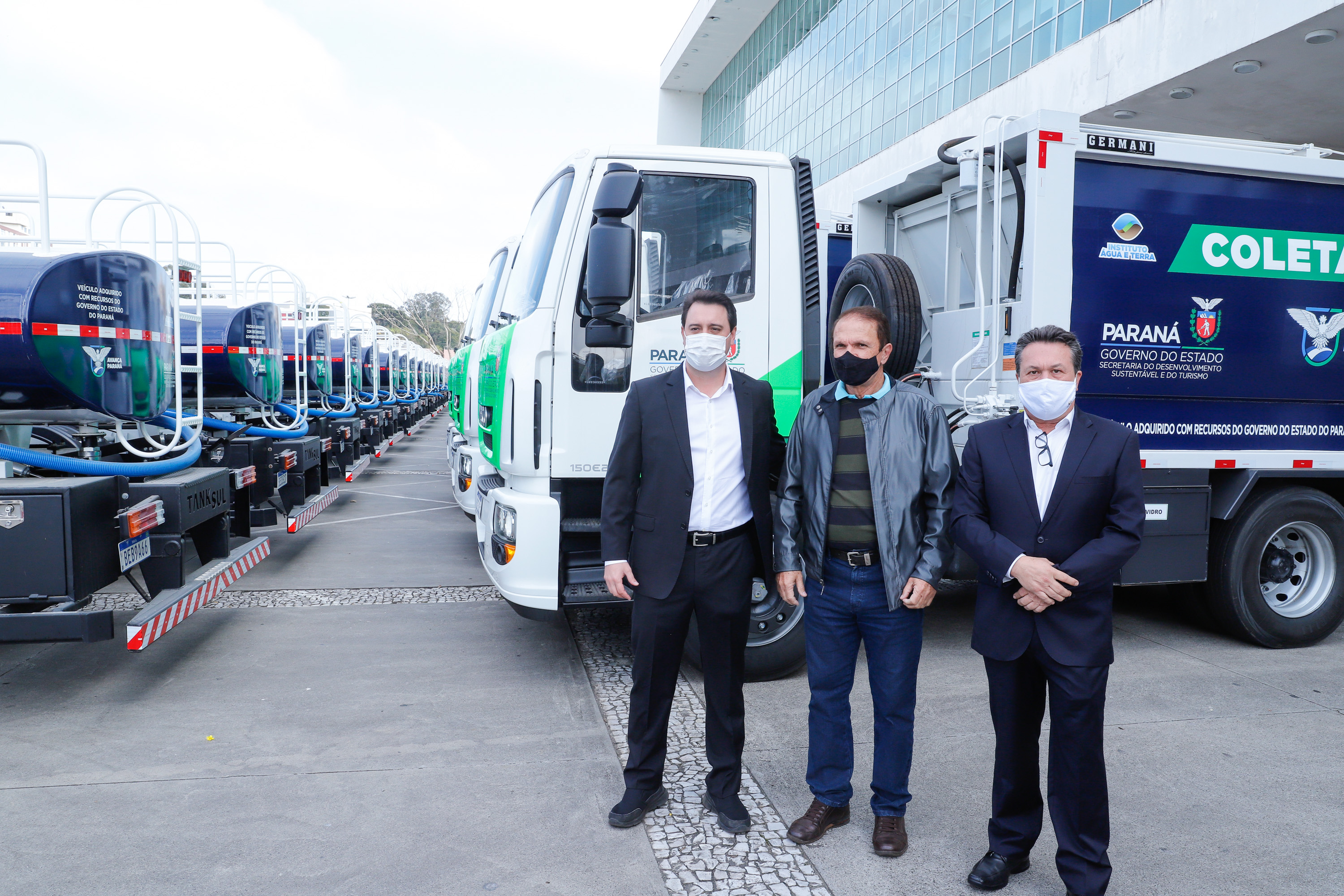O governador Carlos Massa Ratinho Junior entregou nesta quarta-feira (12) 16 caminhões de coleta seletiva (tipo baú), 20 caminhões-pipa e 15 caminhões compactadores de lixo orgânico para 48 municípios do Paraná. O investimento total do Instituto Água e Terra (IAT), vinculado à Secretaria de Estado do Desenvolvimento Sustentável e Turismo, é de R$ 11,2 milhões.