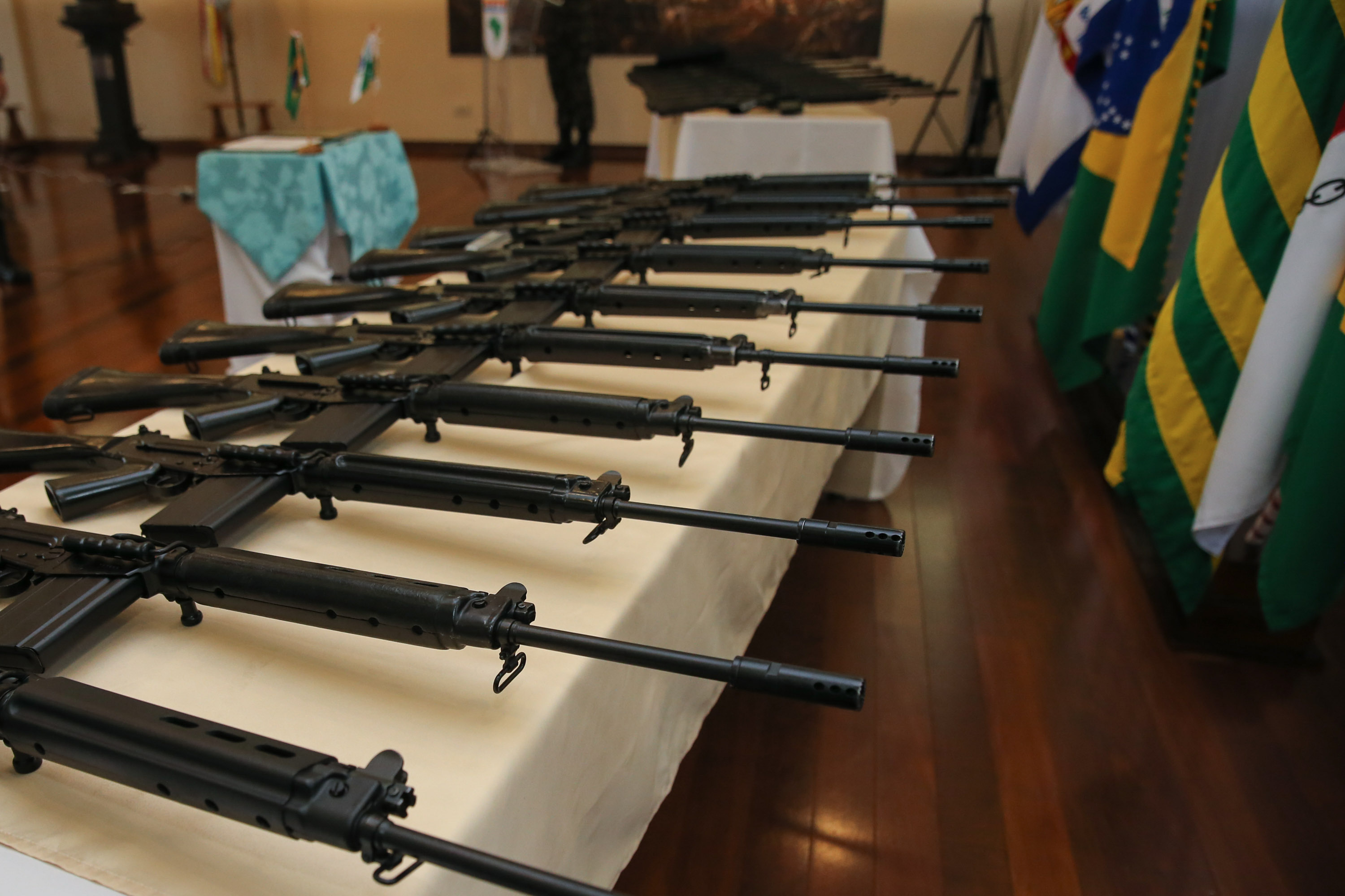 Fuzis Exercito O Governador Carlos Massa Ratinho Junior recebe nesta quinta-feira (13/08), de maneira simbolica 100 fuzis do Exercito no Forte do PInheiro em Curitiba. Acompanhado do secretário da Segurança Pública do Paraná, Romulo Marinho Soares e do Comandante-Geral da Policia Militar do Paraná, coronel Péricles de Matos. Curitiba, 13/08/2020 - Foto: Geraldo Bubniak/AEN