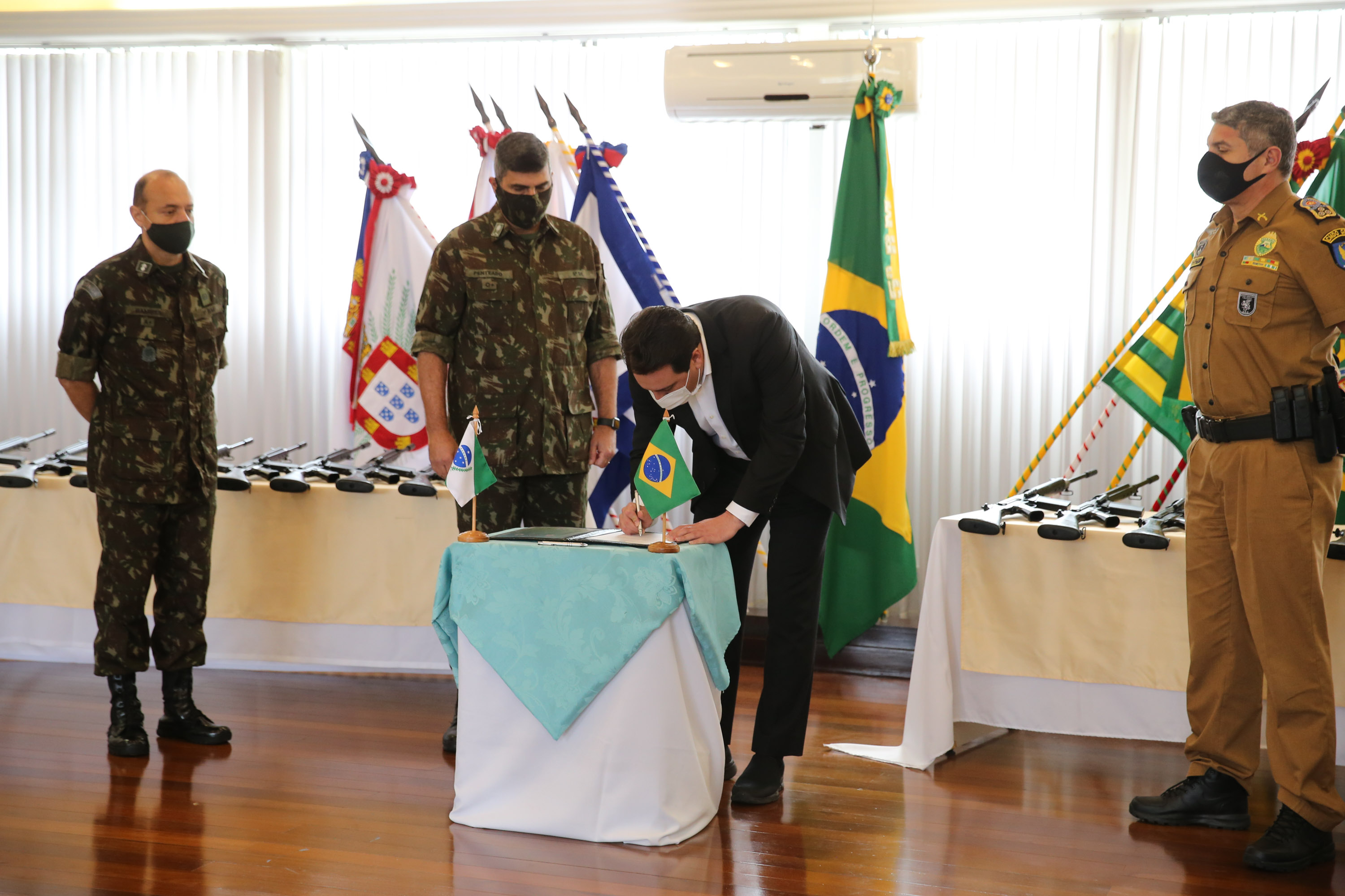 Fuzis Exercito O Governador Carlos Massa Ratinho Junior recebe nesta quinta-feira (13/08), de maneira simbolica 100 fuzis do Exercito no Forte do PInheiro em Curitiba. Acompanhado do secretário da Segurança Pública do Paraná, Romulo Marinho Soares e do Comandante-Geral da Policia Militar do Paraná, coronel Péricles de Matos. Curitiba, 13/08/2020 - Foto: Geraldo Bubniak/AEN