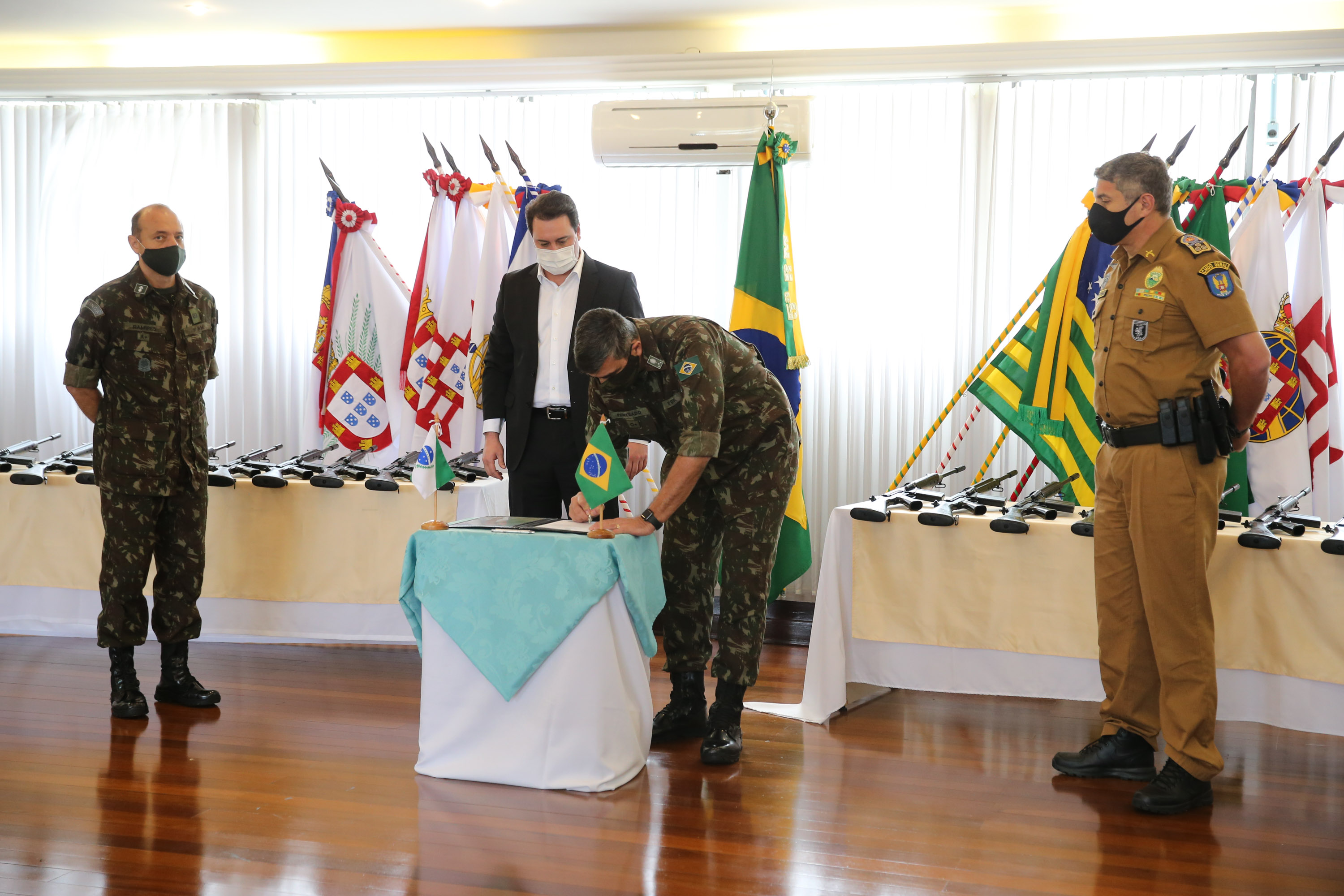 Fuzis Exercito O Governador Carlos Massa Ratinho Junior recebe nesta quinta-feira (13/08), de maneira simbolica 100 fuzis do Exercito no Forte do PInheiro em Curitiba. Acompanhado do secretário da Segurança Pública do Paraná, Romulo Marinho Soares e do Comandante-Geral da Policia Militar do Paraná, coronel Péricles de Matos. Curitiba, 13/08/2020 - Foto: Geraldo Bubniak/AEN