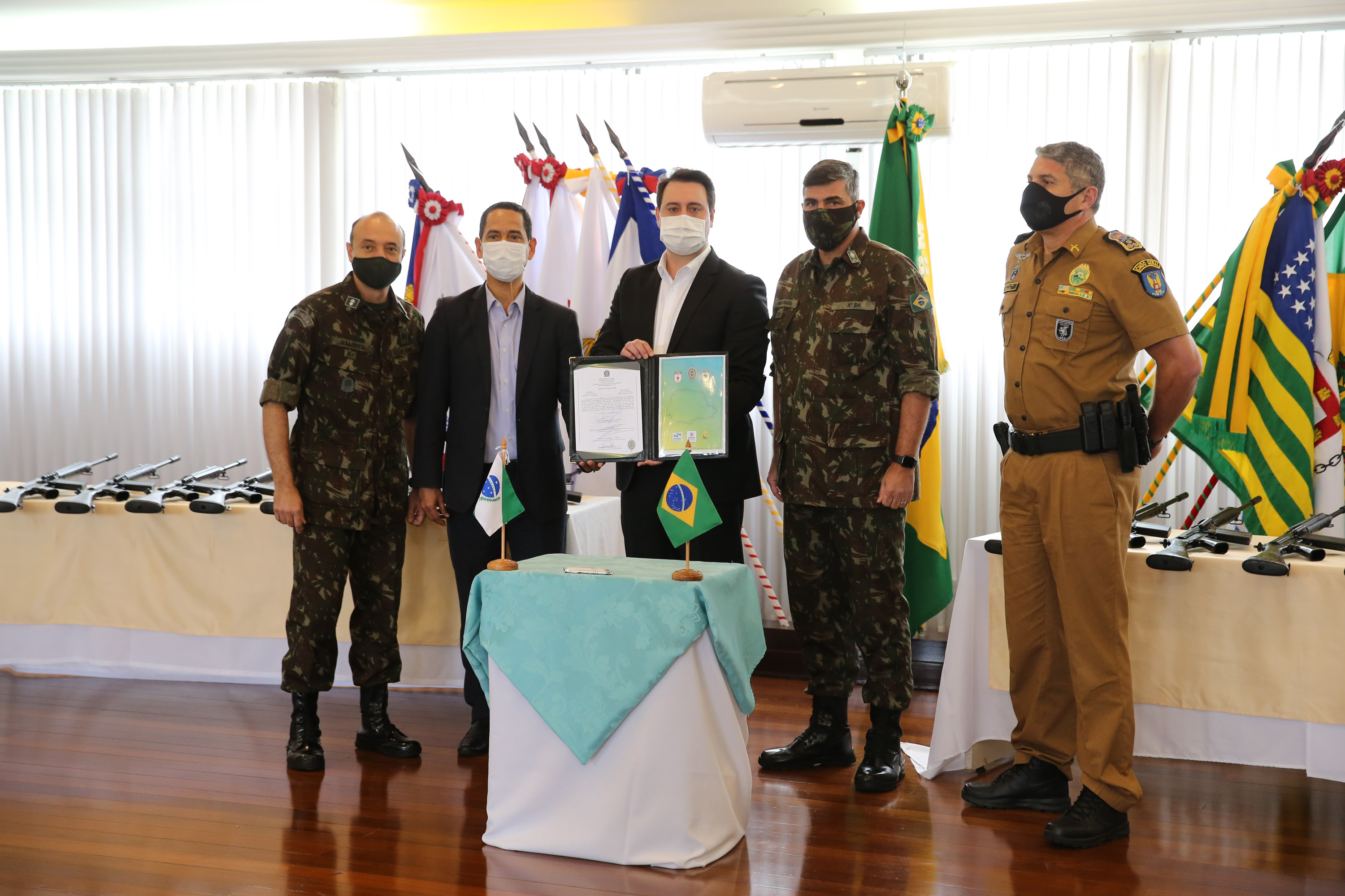 Fuzis Exercito O Governador Carlos Massa Ratinho Junior recebe nesta quinta-feira (13/08), de maneira simbolica 100 fuzis do Exercito no Forte do PInheiro em Curitiba. Acompanhado do secretário da Segurança Pública do Paraná, Romulo Marinho Soares e do Comandante-Geral da Policia Militar do Paraná, coronel Péricles de Matos. Curitiba, 13/08/2020 - Foto: Geraldo Bubniak/AEN