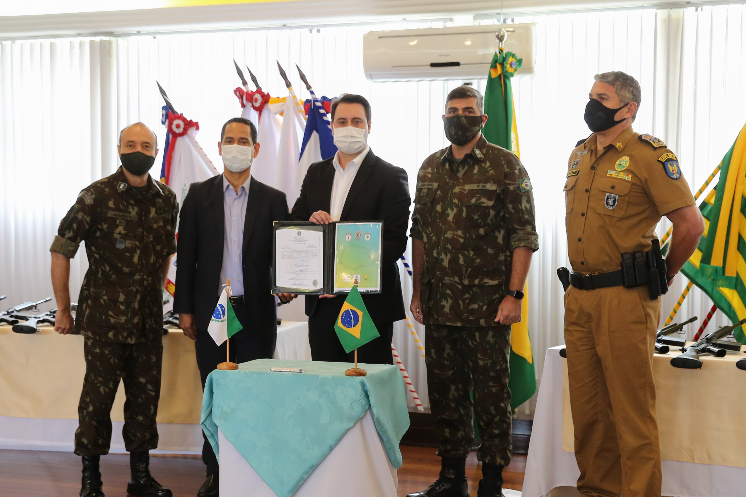 Fuzis Exercito O Governador Carlos Massa Ratinho Junior recebe nesta quinta-feira (13/08), de maneira simbolica 100 fuzis do Exercito no Forte do PInheiro em Curitiba. Acompanhado do secretário da Segurança Pública do Paraná, Romulo Marinho Soares e do Comandante-Geral da Policia Militar do Paraná, coronel Péricles de Matos. Curitiba, 13/08/2020 - Foto: Geraldo Bubniak/AEN