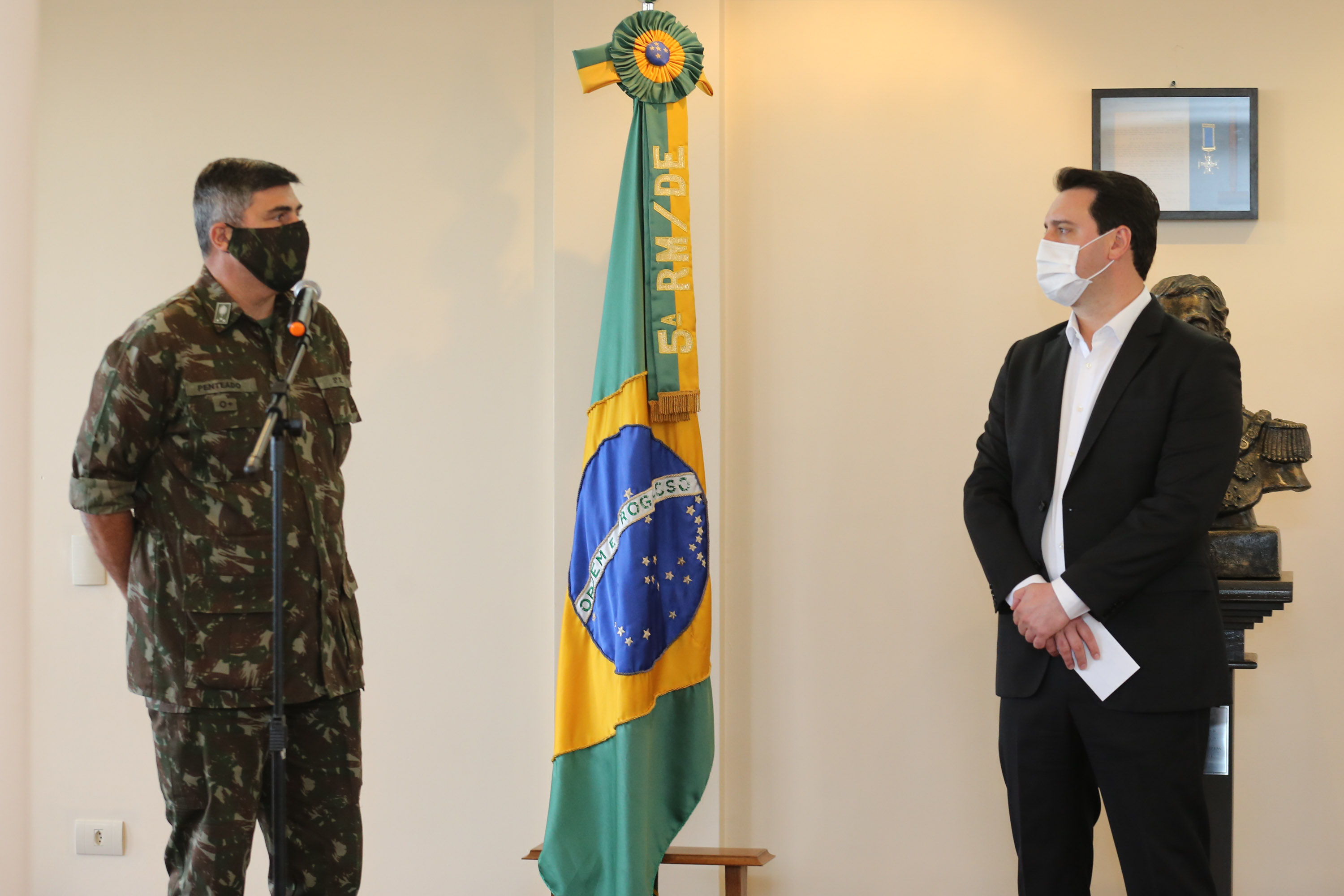 Fuzis Exercito O Governador Carlos Massa Ratinho Junior recebe nesta quinta-feira (13/08), de maneira simbolica 100 fuzis do Exercito no Forte do PInheiro em Curitiba. Acompanhado do secretário da Segurança Pública do Paraná, Romulo Marinho Soares e do Comandante-Geral da Policia Militar do Paraná, coronel Péricles de Matos. Curitiba, 13/08/2020 - Foto: Geraldo Bubniak/AEN