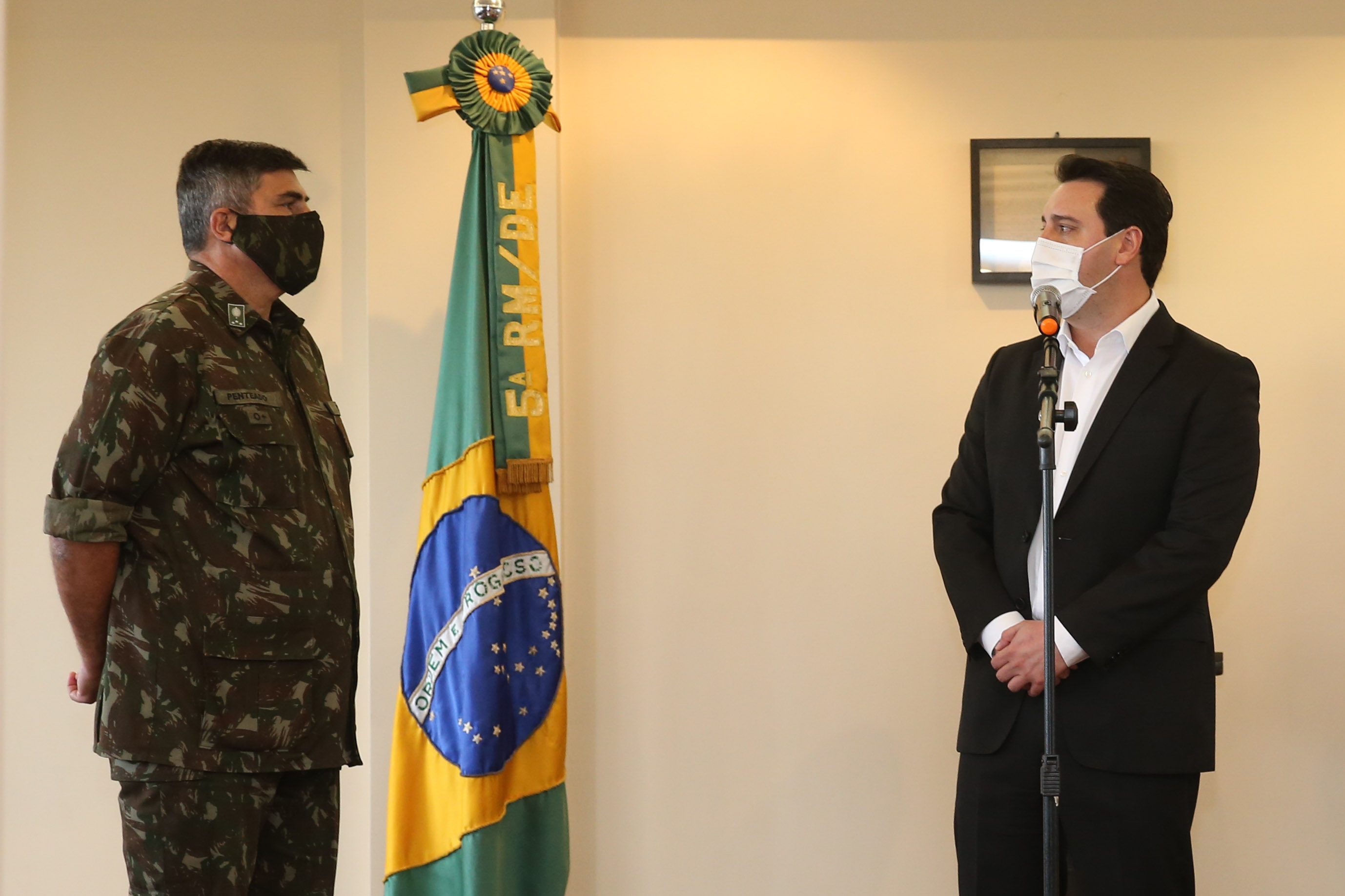 Fuzis Exercito O Governador Carlos Massa Ratinho Junior recebe nesta quinta-feira (13/08), de maneira simbolica 100 fuzis do Exercito no Forte do PInheiro em Curitiba. Acompanhado do secretário da Segurança Pública do Paraná, Romulo Marinho Soares e do Comandante-Geral da Policia Militar do Paraná, coronel Péricles de Matos. Curitiba, 13/08/2020 - Foto: Geraldo Bubniak/AEN