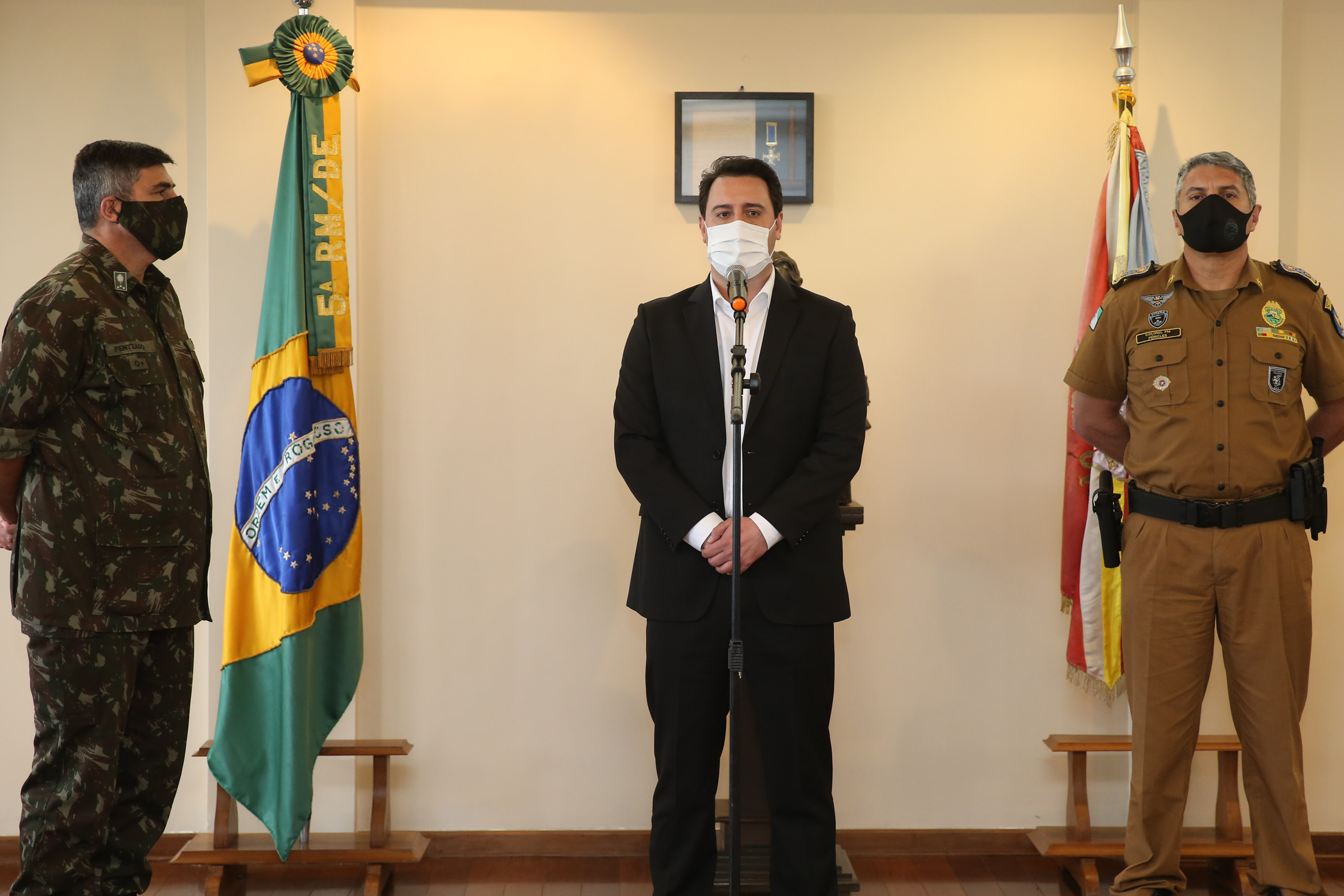 Fuzis Exercito O Governador Carlos Massa Ratinho Junior recebe nesta quinta-feira (13/08), de maneira simbolica 100 fuzis do Exercito no Forte do PInheiro em Curitiba. Acompanhado do secretário da Segurança Pública do Paraná, Romulo Marinho Soares e do Comandante-Geral da Policia Militar do Paraná, coronel Péricles de Matos. Curitiba, 13/08/2020 - Foto: Geraldo Bubniak/AEN