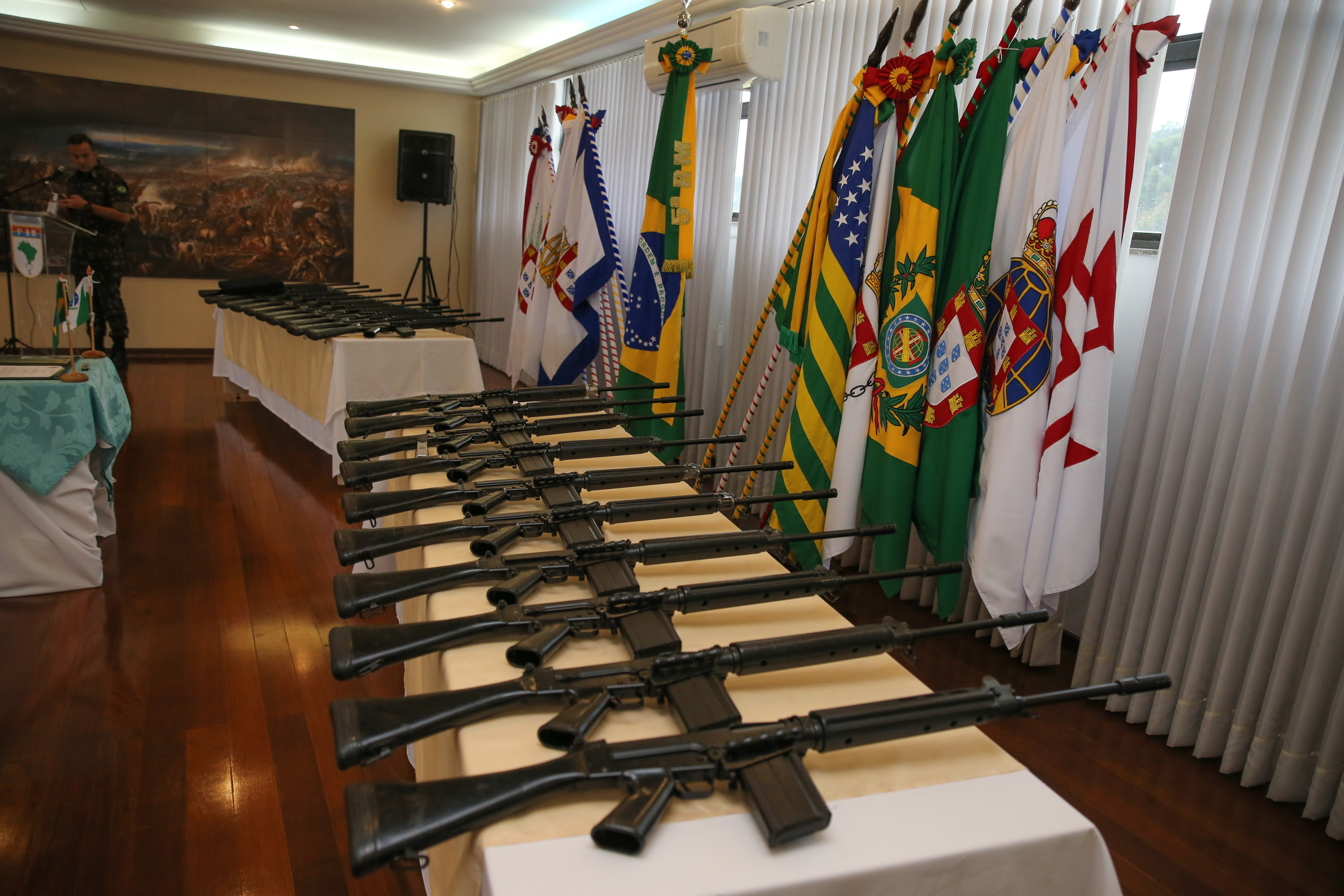 Fuzis Exercito O Governador Carlos Massa Ratinho Junior recebe nesta quinta-feira (13/08), de maneira simbolica 100 fuzis do Exercito no Forte do PInheiro em Curitiba. Acompanhado do secretário da Segurança Pública do Paraná, Romulo Marinho Soares e do Comandante-Geral da Policia Militar do Paraná, coronel Péricles de Matos. Curitiba, 13/08/2020 - Foto: Geraldo Bubniak/AEN
