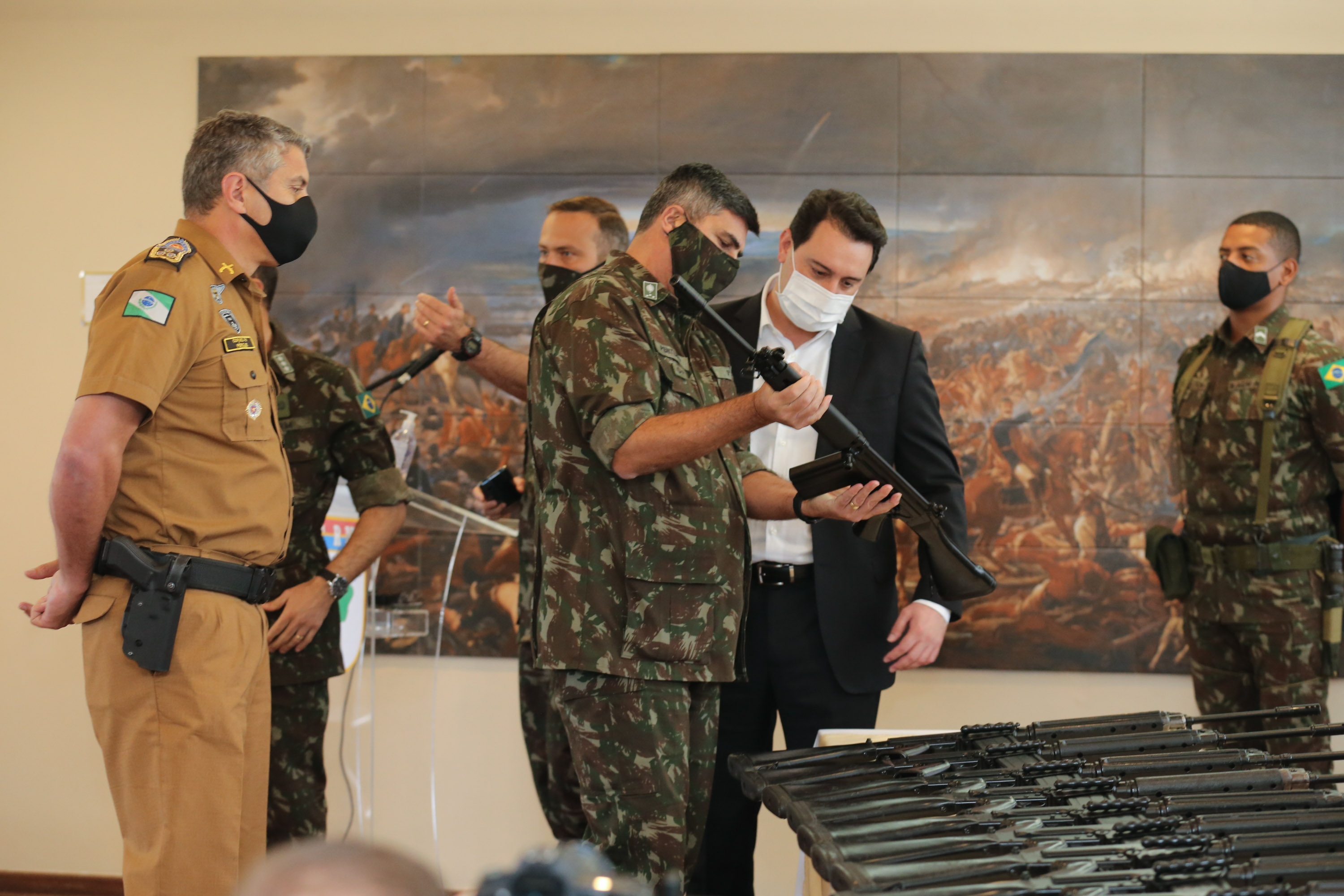 Fuzis Exercito O Governador Carlos Massa Ratinho Junior recebe nesta quinta-feira (13/08), de maneira simbolica 100 fuzis do Exercito no Forte do PInheiro em Curitiba. Acompanhado do secretário da Segurança Pública do Paraná, Romulo Marinho Soares e do Comandante-Geral da Policia Militar do Paraná, coronel Péricles de Matos. Curitiba, 13/08/2020 - Foto: Geraldo Bubniak/AEN