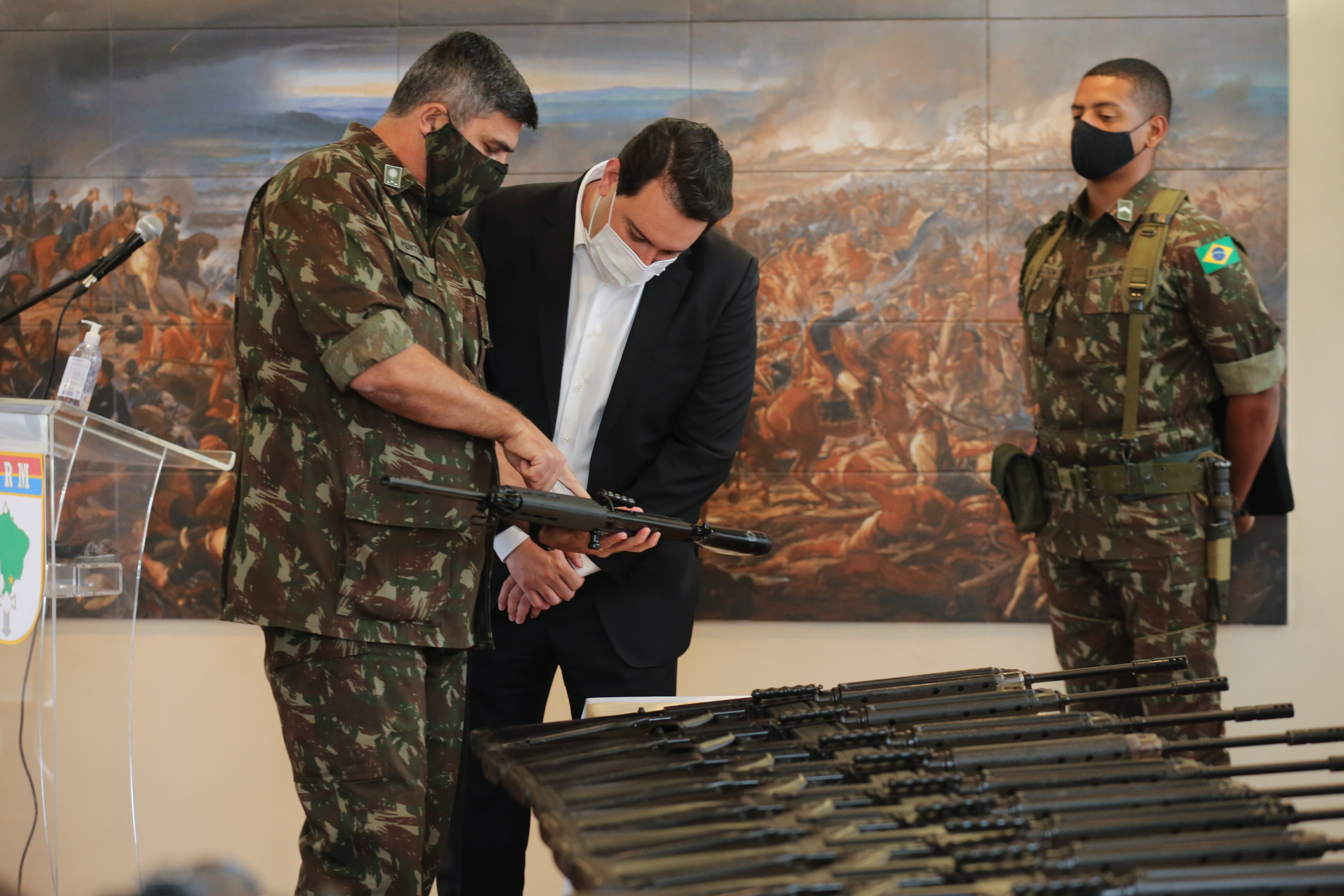 Fuzis Exercito O Governador Carlos Massa Ratinho Junior recebe nesta quinta-feira (13/08), de maneira simbolica 100 fuzis do Exercito no Forte do PInheiro em Curitiba. Acompanhado do secretário da Segurança Pública do Paraná, Romulo Marinho Soares e do Comandante-Geral da Policia Militar do Paraná, coronel Péricles de Matos. Curitiba, 13/08/2020 - Foto: Geraldo Bubniak/AEN