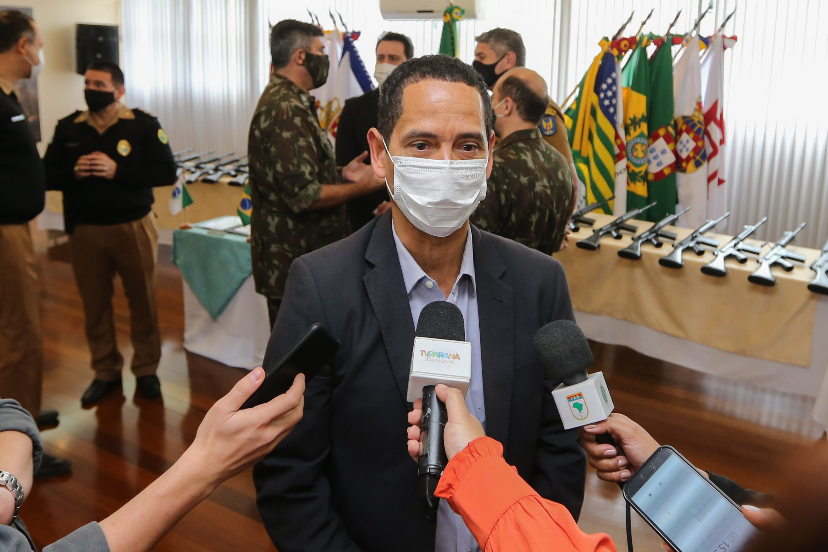 Fuzis Exercito O Governador Carlos Massa Ratinho Junior recebe nesta quinta-feira (13/08), de maneira simbolica 100 fuzis do Exercito no Forte do PInheiro em Curitiba. Acompanhado do secretário da Segurança Pública do Paraná, Romulo Marinho Soares e do Comandante-Geral da Policia Militar do Paraná, coronel Péricles de Matos. Curitiba, 13/08/2020 - Foto: Geraldo Bubniak/AEN