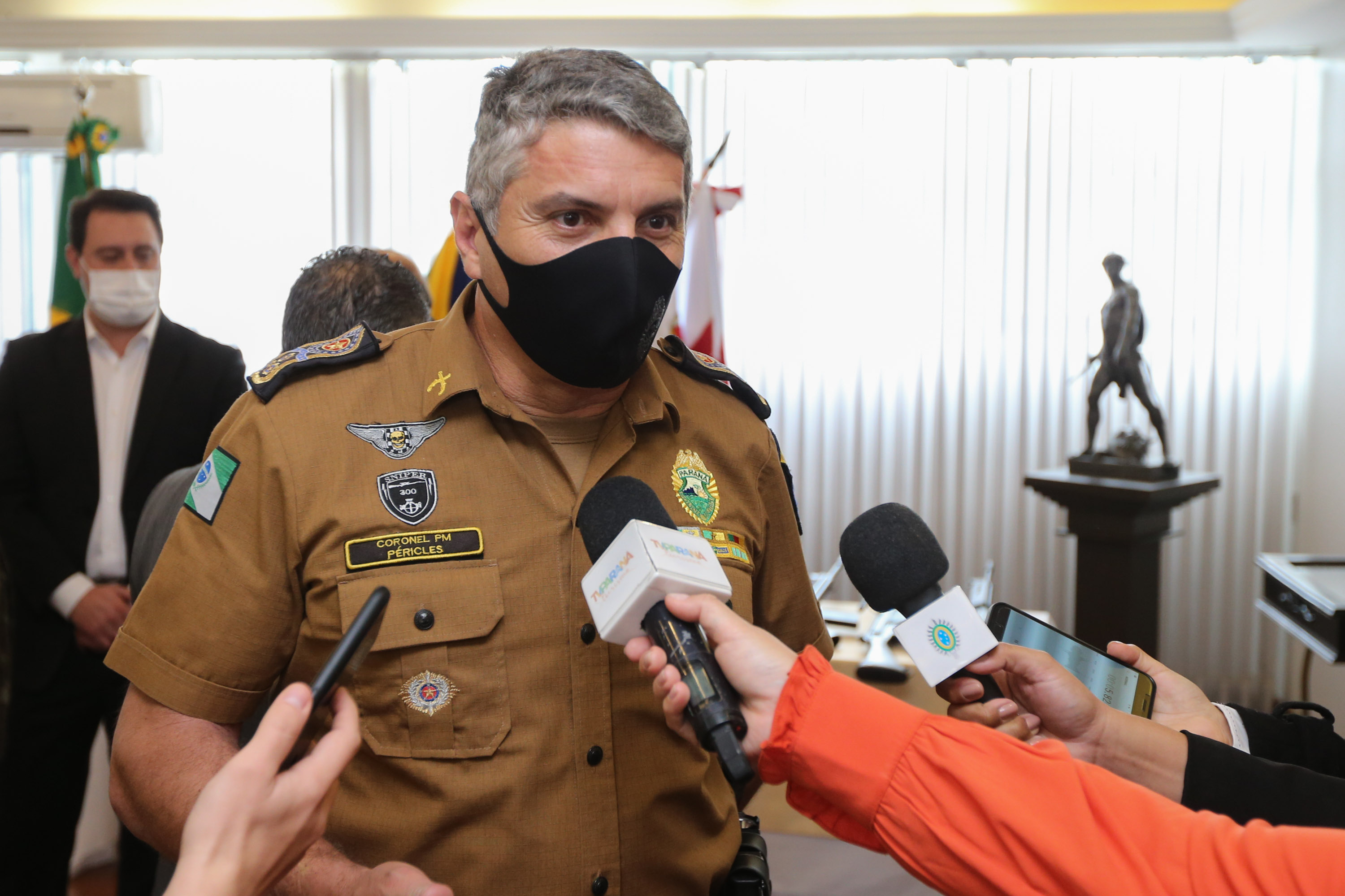 Fuzis Exercito O Governador Carlos Massa Ratinho Junior recebe nesta quinta-feira (13/08), de maneira simbolica 100 fuzis do Exercito no Forte do PInheiro em Curitiba. Acompanhado do secretário da Segurança Pública do Paraná, Romulo Marinho Soares e do Comandante-Geral da Policia Militar do Paraná, coronel Péricles de Matos. Curitiba, 13/08/2020 - Foto: Geraldo Bubniak/AEN