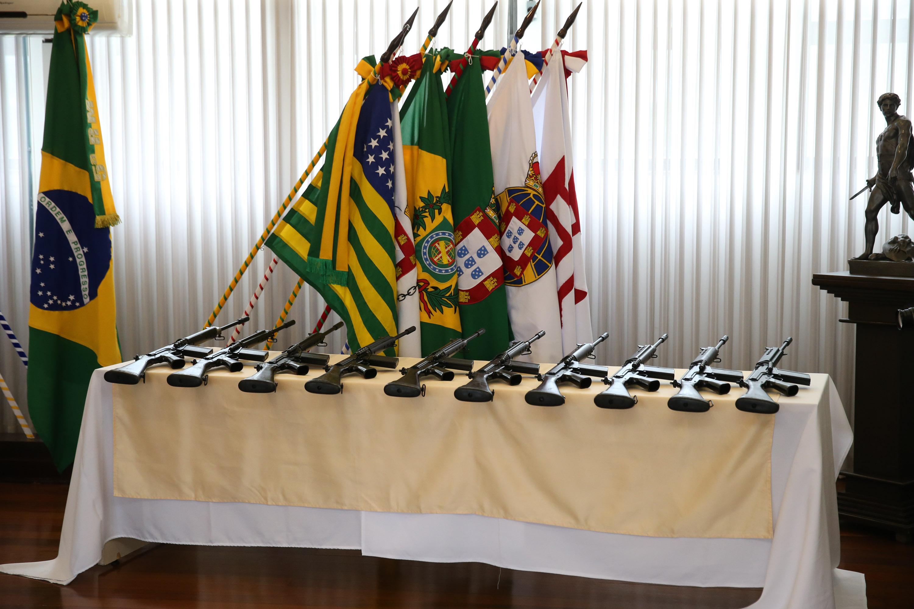 Fuzis Exercito O Governador Carlos Massa Ratinho Junior recebe nesta quinta-feira (13/08), de maneira simbolica 100 fuzis do Exercito no Forte do PInheiro em Curitiba. Acompanhado do secretário da Segurança Pública do Paraná, Romulo Marinho Soares e do Comandante-Geral da Policia Militar do Paraná, coronel Péricles de Matos. Curitiba, 13/08/2020 - Foto: Geraldo Bubniak/AEN