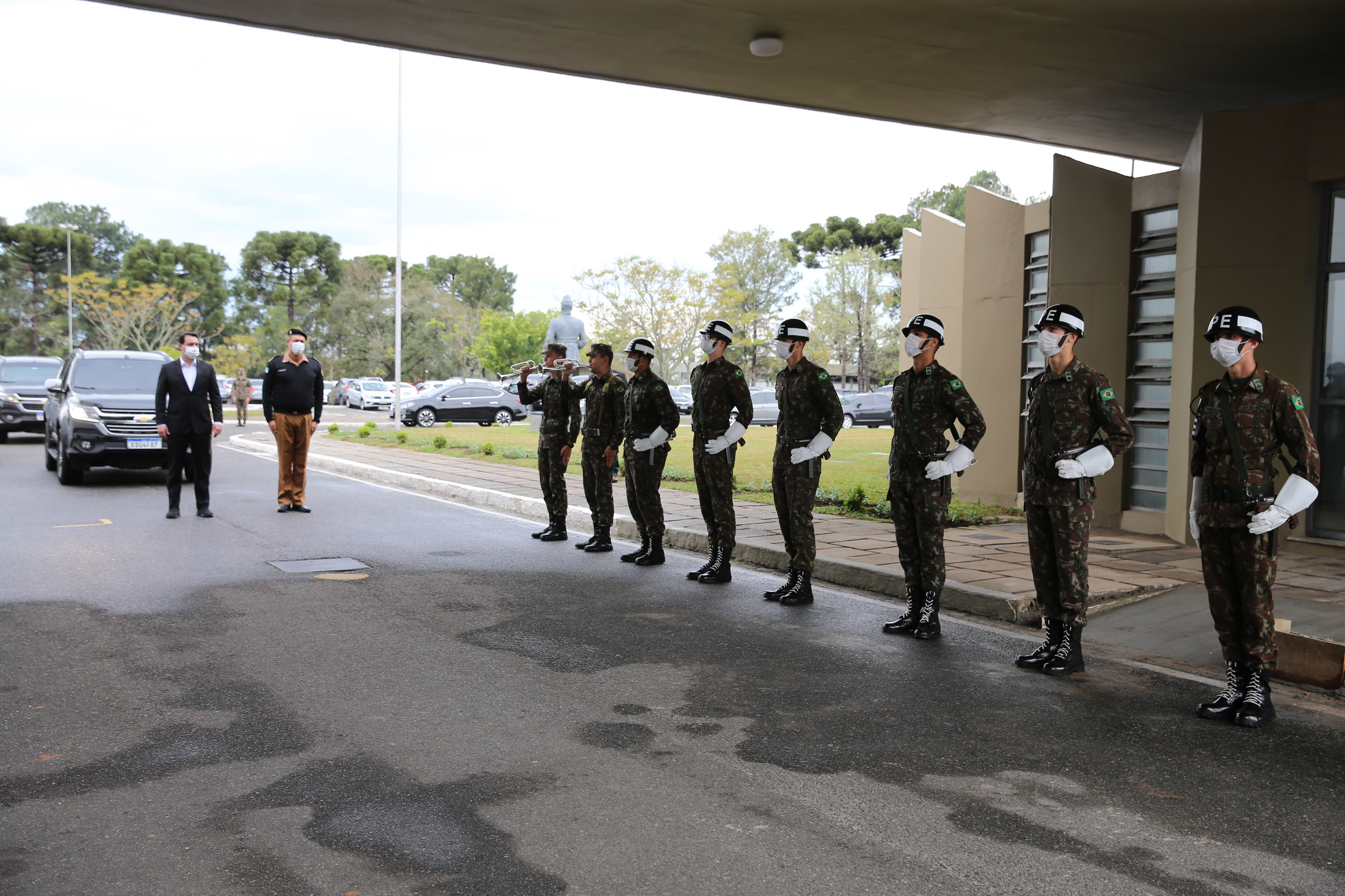 Fuzis Exercito O Governador Carlos Massa Ratinho Junior recebe nesta quinta-feira (13/08), de maneira simbolica 100 fuzis do Exercito no Forte do PInheiro em Curitiba. Acompanhado do secretário da Segurança Pública do Paraná, Romulo Marinho Soares e do Comandante-Geral da Policia Militar do Paraná, coronel Péricles de Matos. Curitiba, 13/08/2020 - Foto: Geraldo Bubniak/AEN