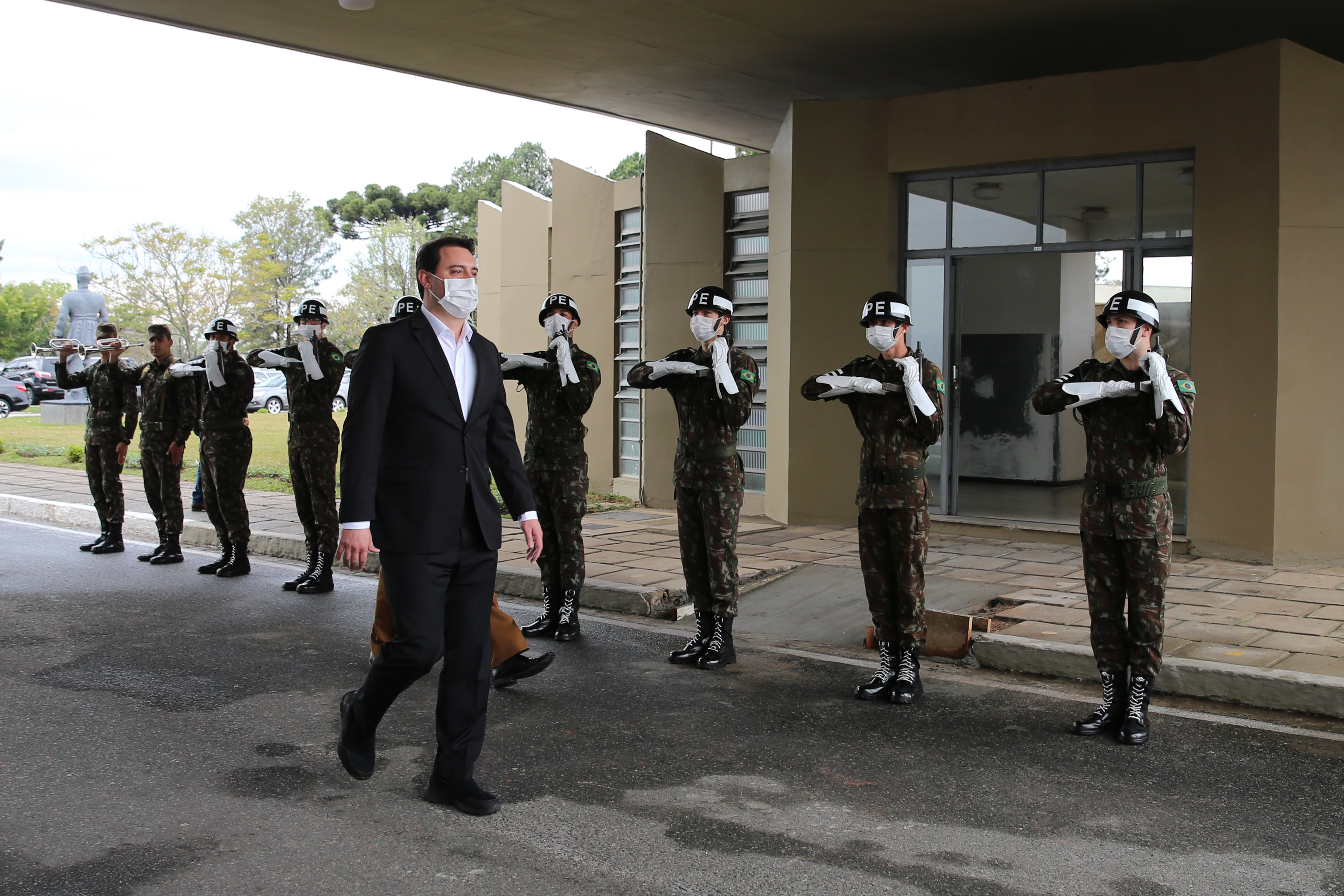 Fuzis Exercito O Governador Carlos Massa Ratinho Junior recebe nesta quinta-feira (13/08), de maneira simbolica 100 fuzis do Exercito no Forte do PInheiro em Curitiba. Acompanhado do secretário da Segurança Pública do Paraná, Romulo Marinho Soares e do Comandante-Geral da Policia Militar do Paraná, coronel Péricles de Matos. Curitiba, 13/08/2020 - Foto: Geraldo Bubniak/AEN