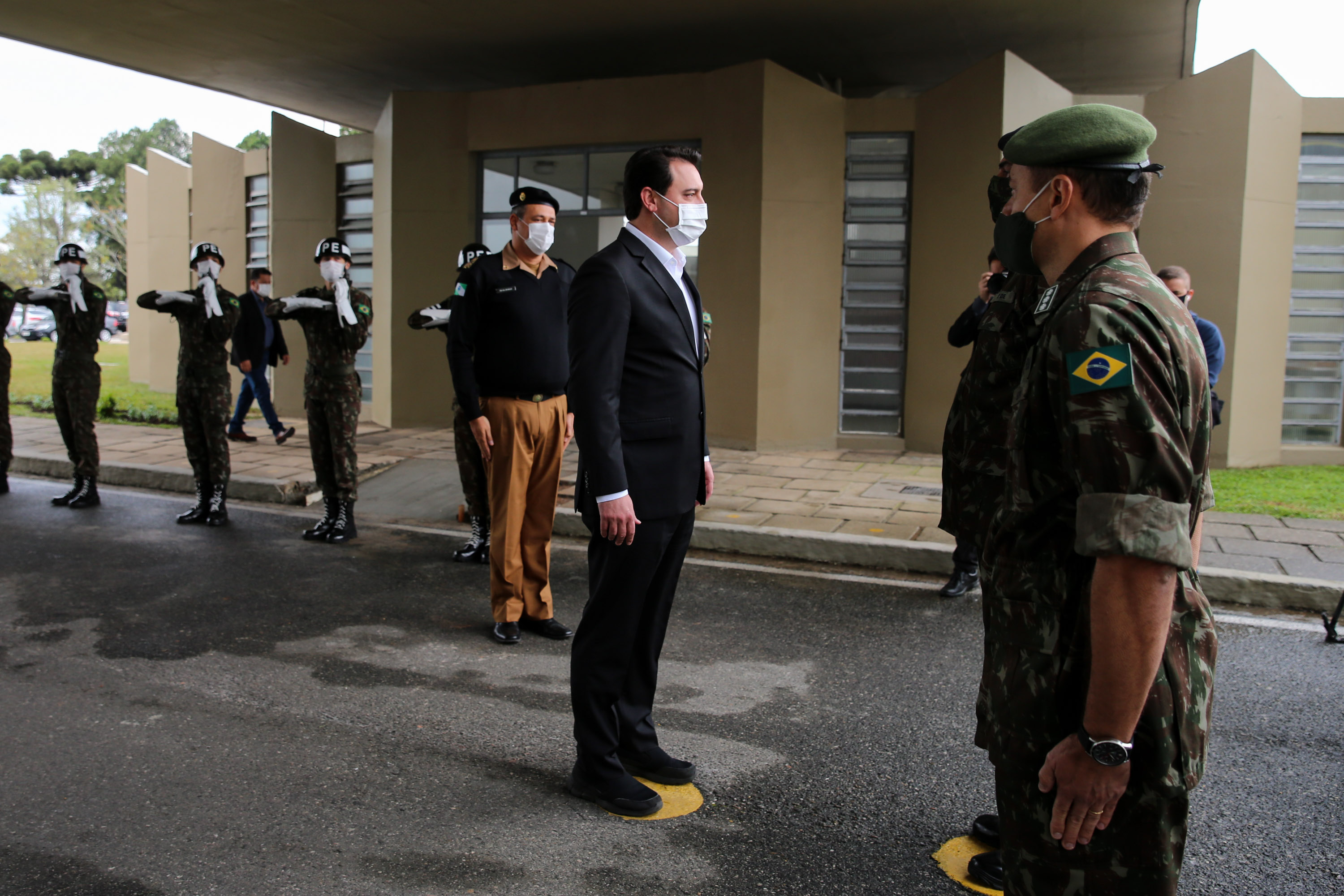 Fuzis Exercito O Governador Carlos Massa Ratinho Junior recebe nesta quinta-feira (13/08), de maneira simbolica 100 fuzis do Exercito no Forte do PInheiro em Curitiba. Acompanhado do secretário da Segurança Pública do Paraná, Romulo Marinho Soares e do Comandante-Geral da Policia Militar do Paraná, coronel Péricles de Matos. Curitiba, 13/08/2020 - Foto: Geraldo Bubniak/AEN