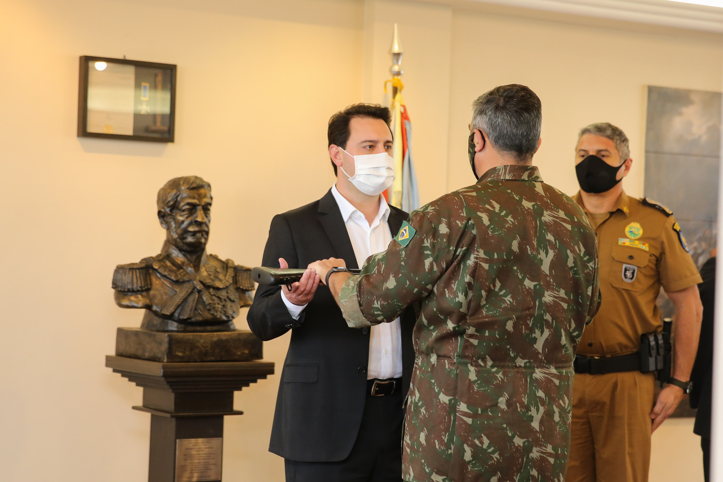 Fuzis Exercito O Governador Carlos Massa Ratinho Junior recebe nesta quinta-feira (13/08), de maneira simbolica 100 fuzis do Exercito no Forte do PInheiro em Curitiba. Acompanhado do secretário da Segurança Pública do Paraná, Romulo Marinho Soares e do Comandante-Geral da Policia Militar do Paraná, coronel Péricles de Matos. Curitiba, 13/08/2020 - Foto: Geraldo Bubniak/AEN