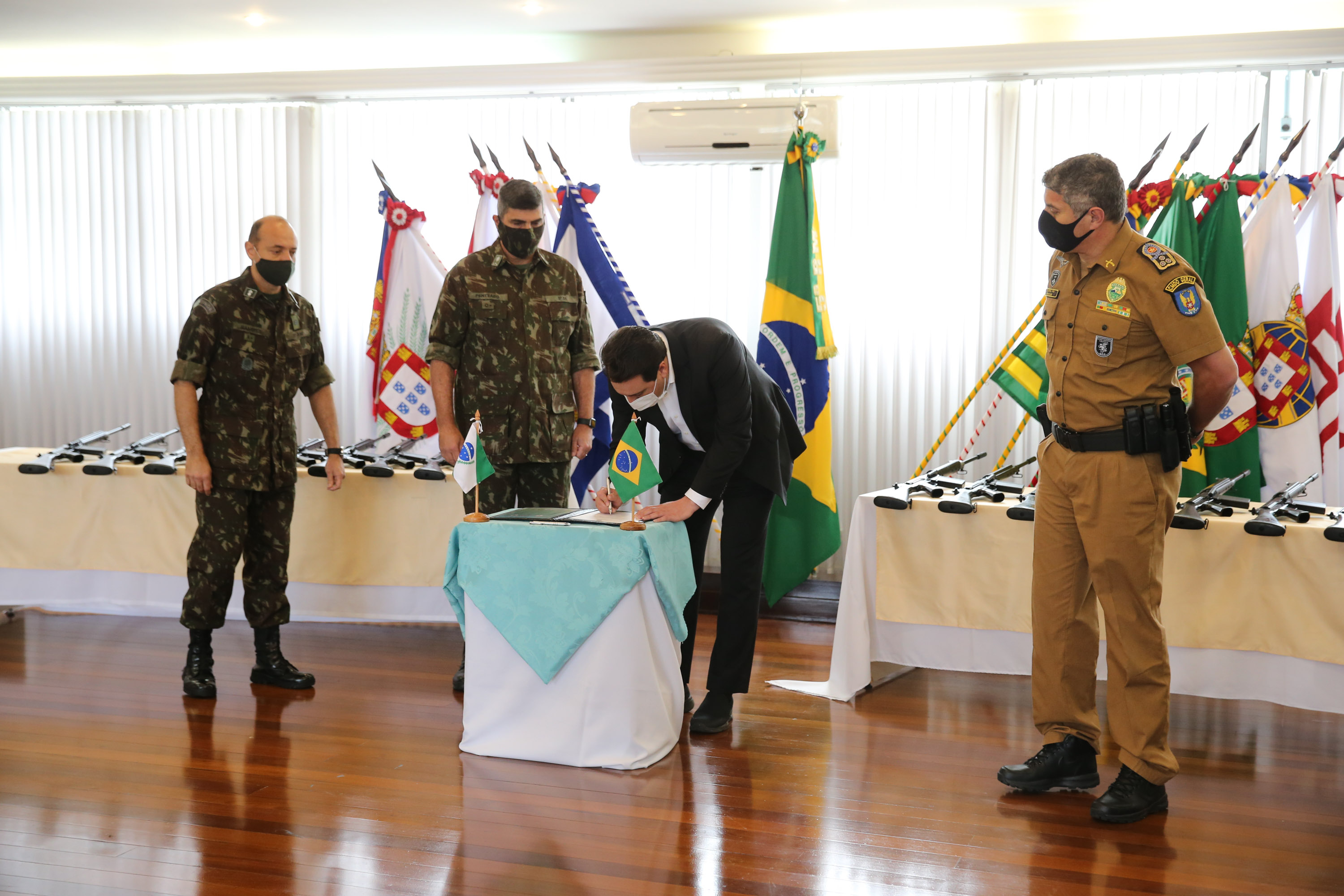 Fuzis Exercito O Governador Carlos Massa Ratinho Junior recebe nesta quinta-feira (13/08), de maneira simbolica 100 fuzis do Exercito no Forte do PInheiro em Curitiba. Acompanhado do secretário da Segurança Pública do Paraná, Romulo Marinho Soares e do Comandante-Geral da Policia Militar do Paraná, coronel Péricles de Matos. Curitiba, 13/08/2020 - Foto: Geraldo Bubniak/AEN