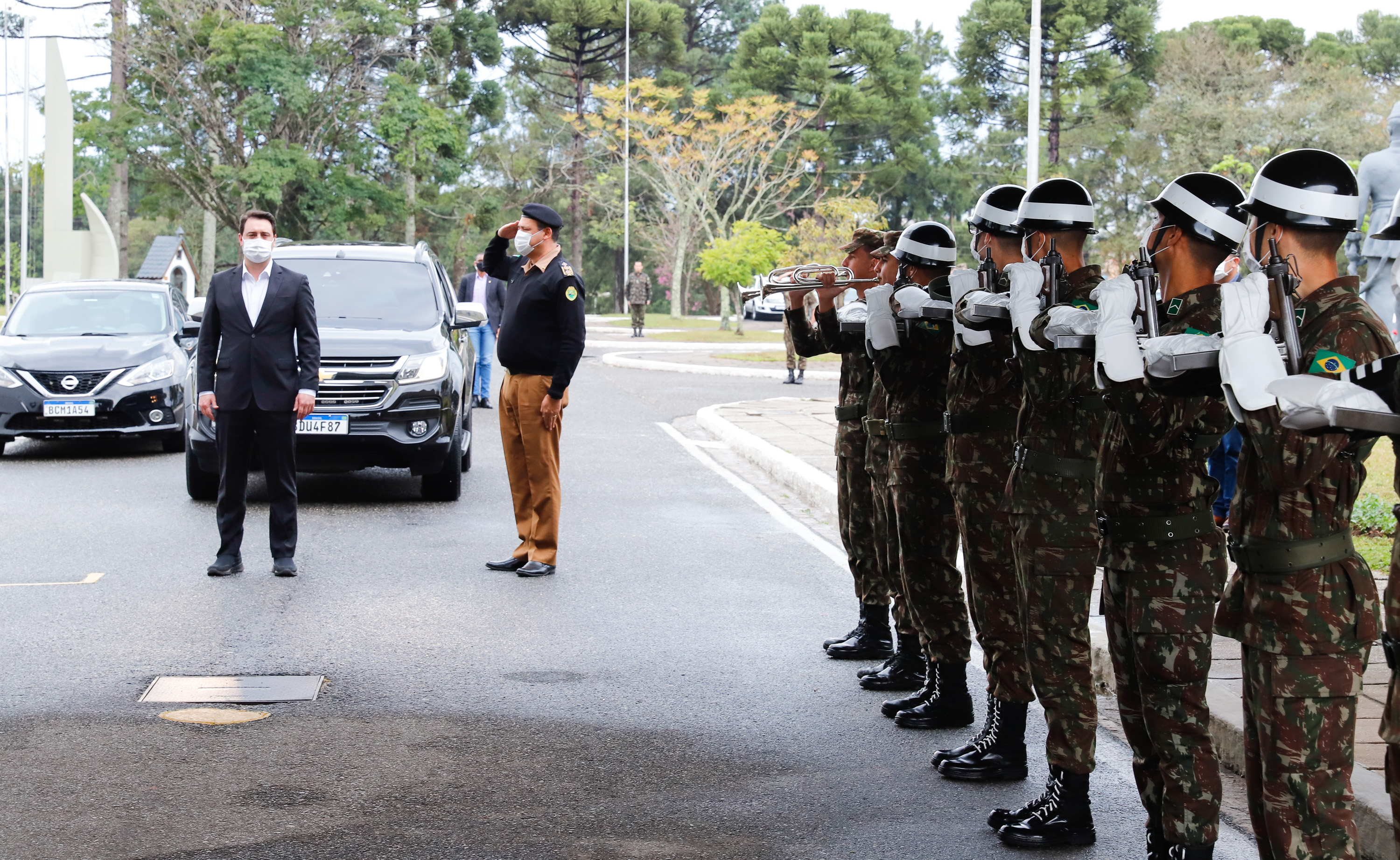 O Governo do Paraná recebeu 100 fuzis calibre 7,62 mm M964 do Exército Brasileiro. A entrega simbólica foi feita pelo general Carlos José Russo Assumpção Penteado, comandante da 5ª Divisão de Exército, ao governador Carlos Massa Ratinho Junior nesta quinta-feira (13) no Forte do Pinheirinho, em Curitiba.