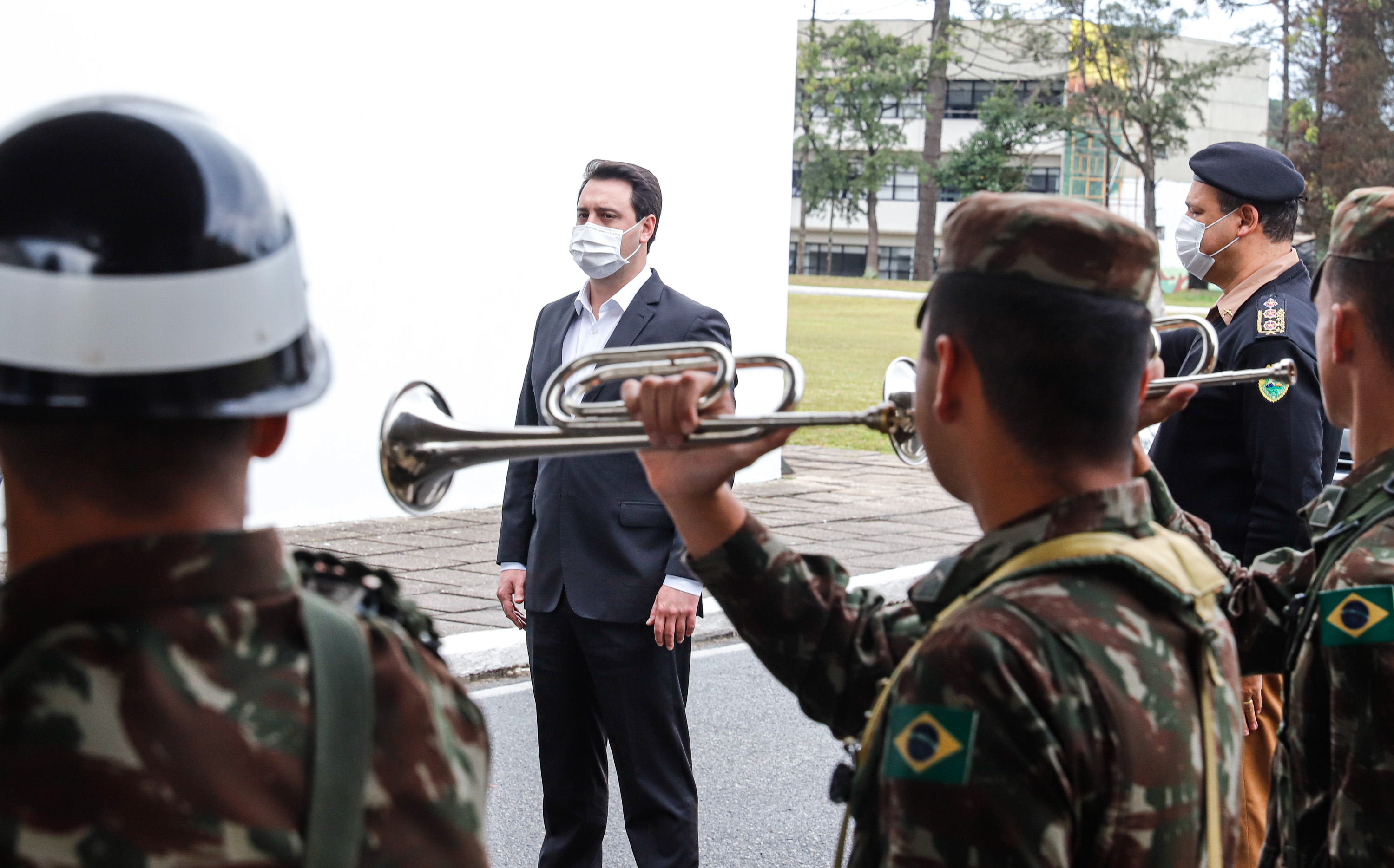 O Governo do Paraná recebeu 100 fuzis calibre 7,62 mm M964 do Exército Brasileiro. A entrega simbólica foi feita pelo general Carlos José Russo Assumpção Penteado, comandante da 5ª Divisão de Exército, ao governador Carlos Massa Ratinho Junior nesta quinta-feira (13) no Forte do Pinheirinho, em Curitiba.