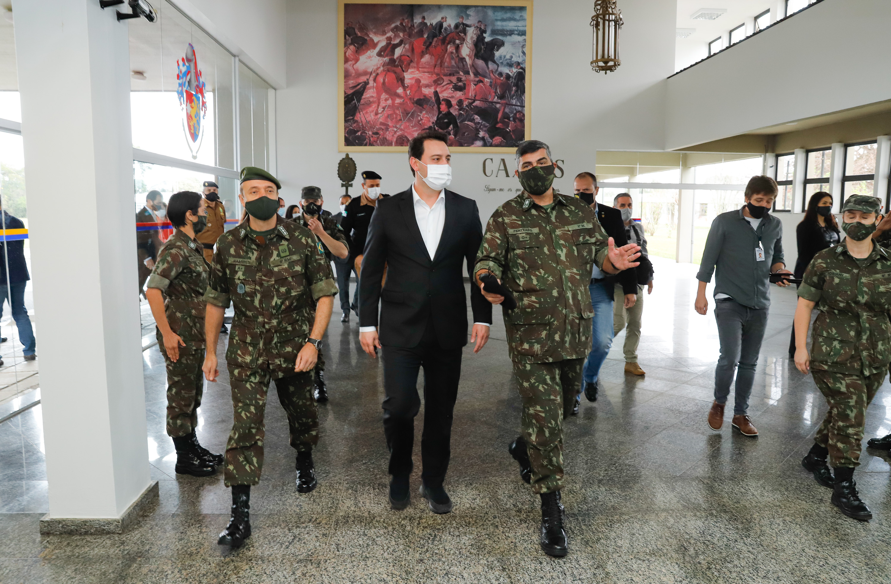 O Governo do Paraná recebeu 100 fuzis calibre 7,62 mm M964 do Exército Brasileiro. A entrega simbólica foi feita pelo general Carlos José Russo Assumpção Penteado, comandante da 5ª Divisão de Exército, ao governador Carlos Massa Ratinho Junior nesta quinta-feira (13) no Forte do Pinheirinho, em Curitiba.