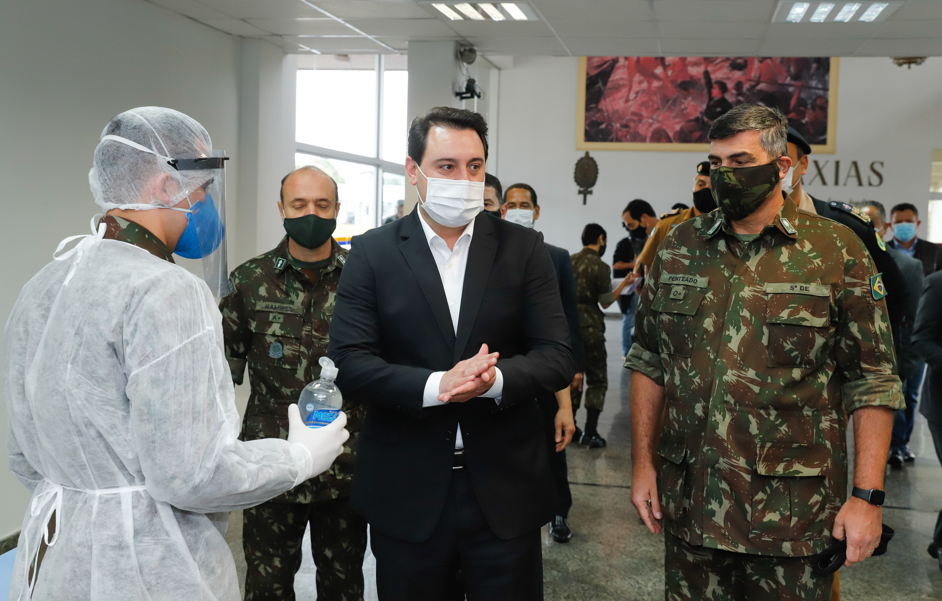 O Governo do Paraná recebeu 100 fuzis calibre 7,62 mm M964 do Exército Brasileiro. A entrega simbólica foi feita pelo general Carlos José Russo Assumpção Penteado, comandante da 5ª Divisão de Exército, ao governador Carlos Massa Ratinho Junior nesta quinta-feira (13) no Forte do Pinheirinho, em Curitiba.