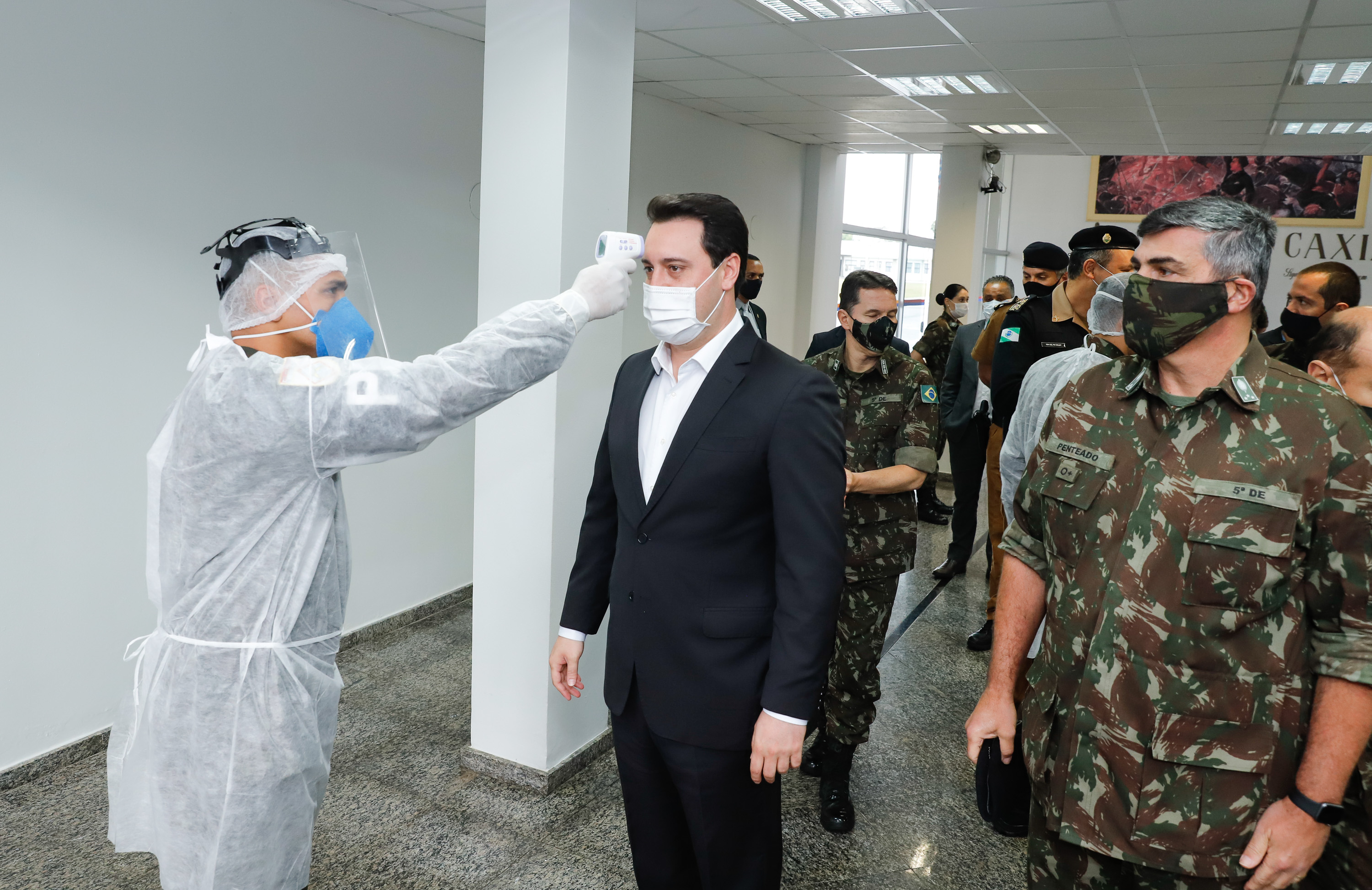 O Governo do Paraná recebeu 100 fuzis calibre 7,62 mm M964 do Exército Brasileiro. A entrega simbólica foi feita pelo general Carlos José Russo Assumpção Penteado, comandante da 5ª Divisão de Exército, ao governador Carlos Massa Ratinho Junior nesta quinta-feira (13) no Forte do Pinheirinho, em Curitiba.